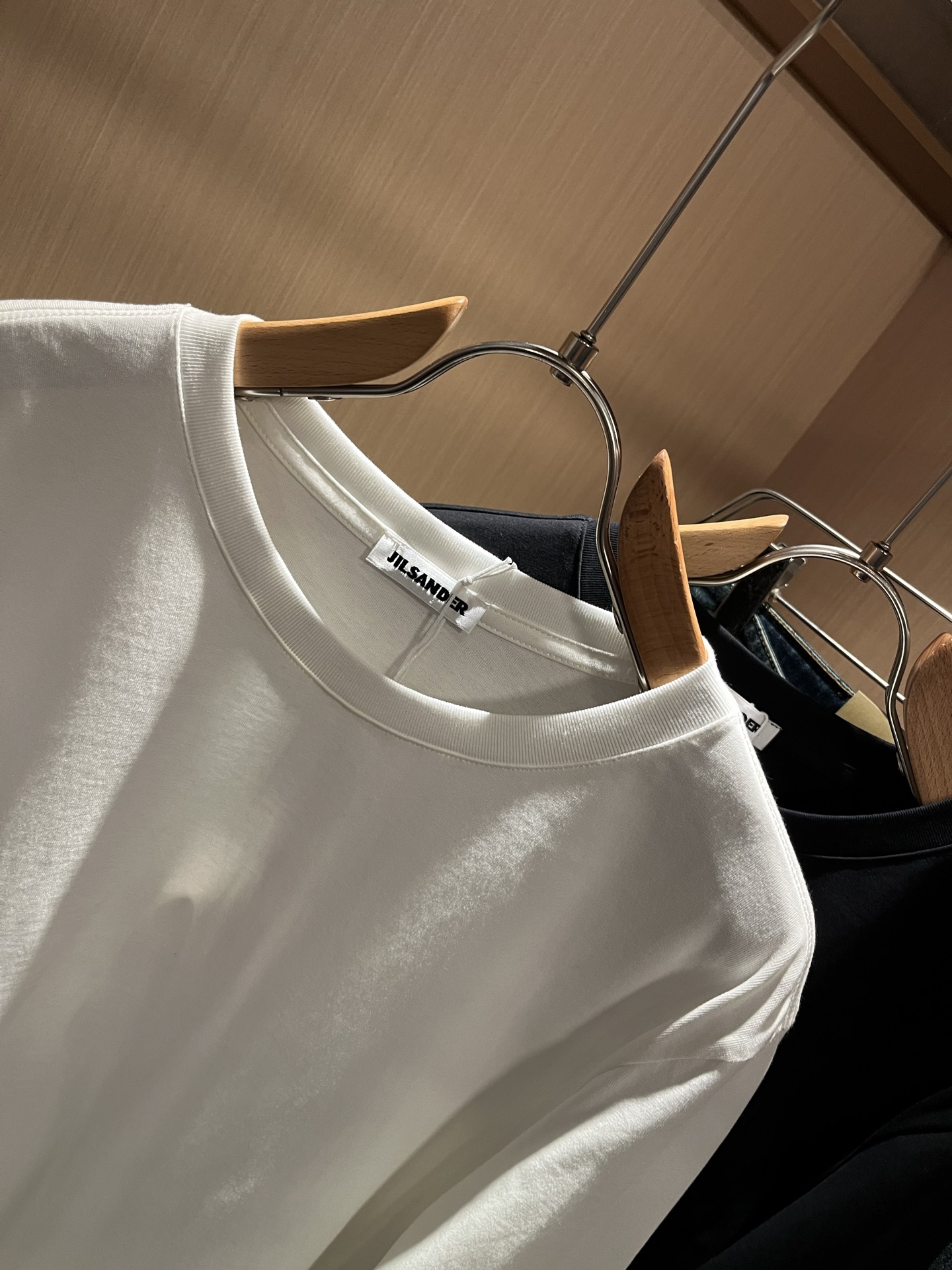 JIL SANDER 2025秋季新款男女同款👫长袖打底衫，户外品牌可能大家第一想到的就是加拿大鹅、始祖