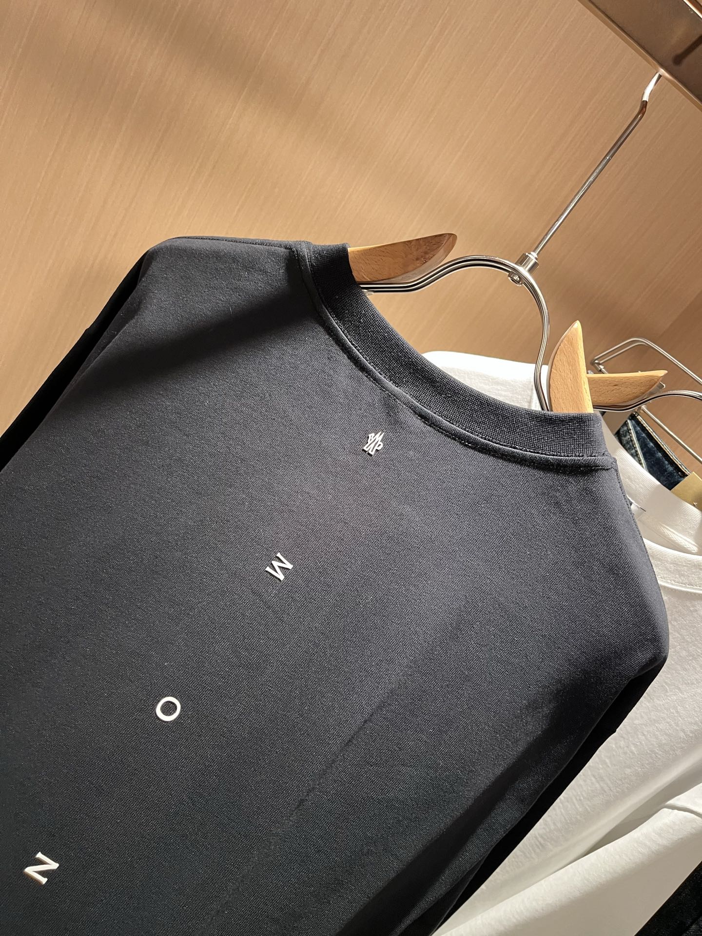 Moncler蒙口2025秋冬新款贸易订单长袖打底衫，全品相！！网红款！胸前logo图案压胶设计！上身舒