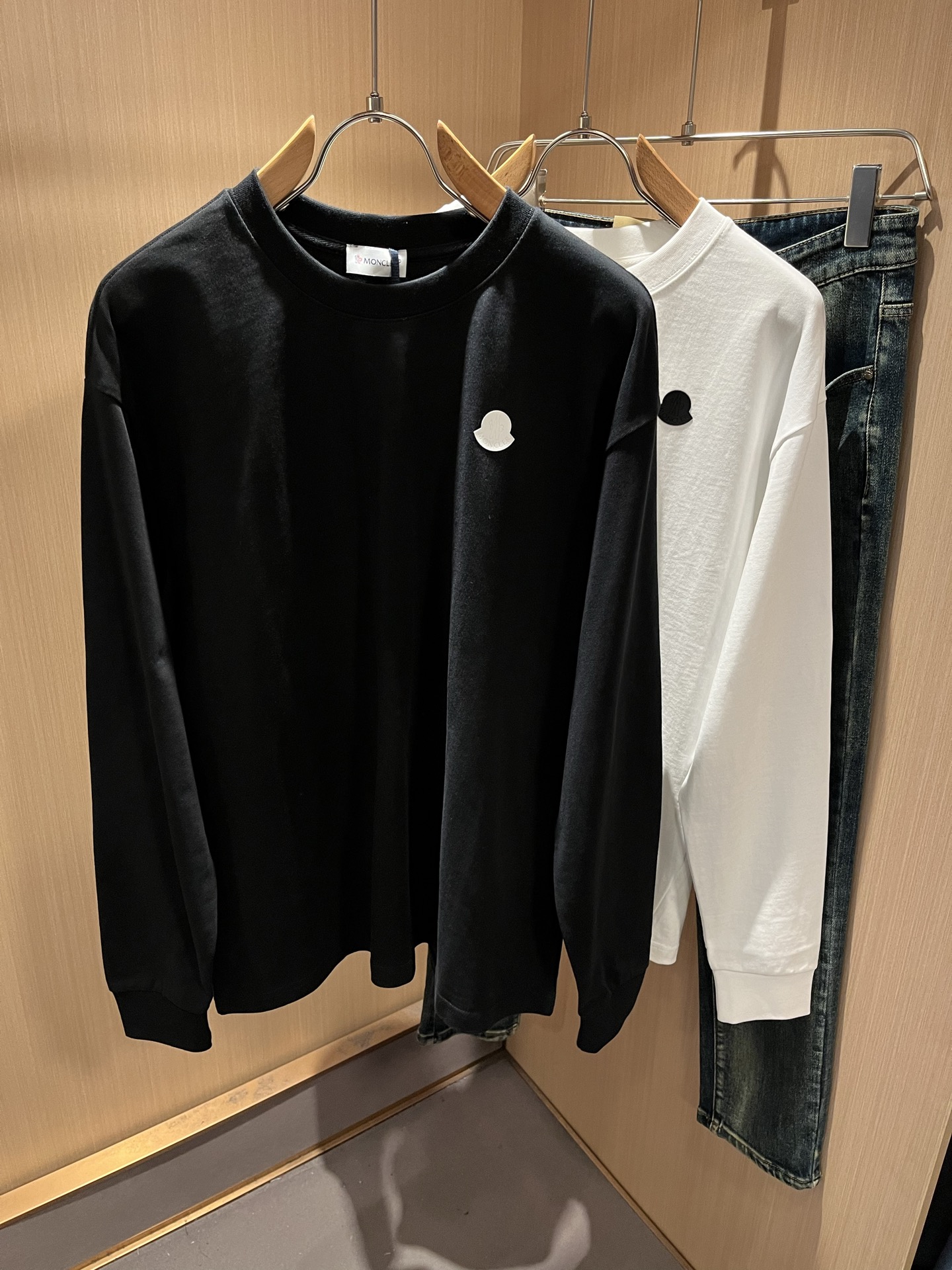 Moncler蒙口2025秋冬新款贸易订单长袖打底衫，全品相！！网红款！胸前logo图案压胶设计！上身舒