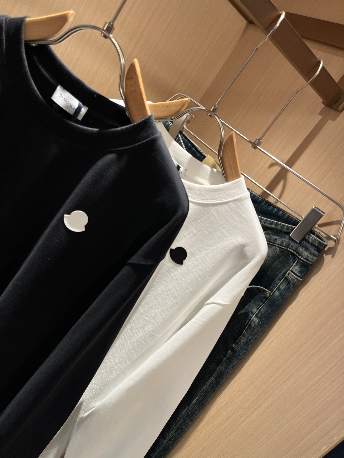 Moncler蒙口2025秋冬新款贸易订单长袖打底衫，全品相！！网红款！胸前logo图案压胶设计！上身舒