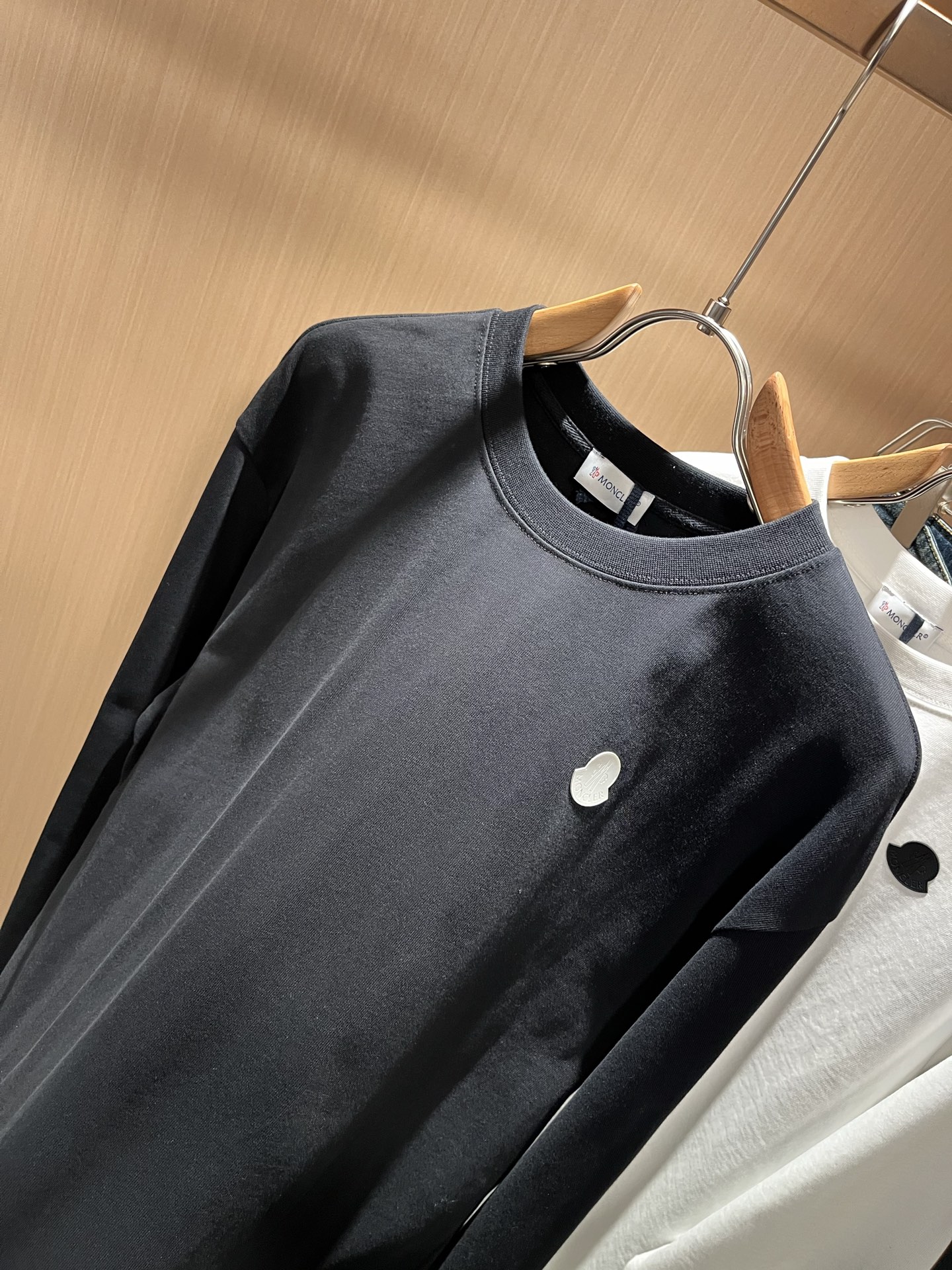 Moncler蒙口2025秋冬新款贸易订单长袖打底衫，全品相！！网红款！胸前logo图案压胶设计！上身舒