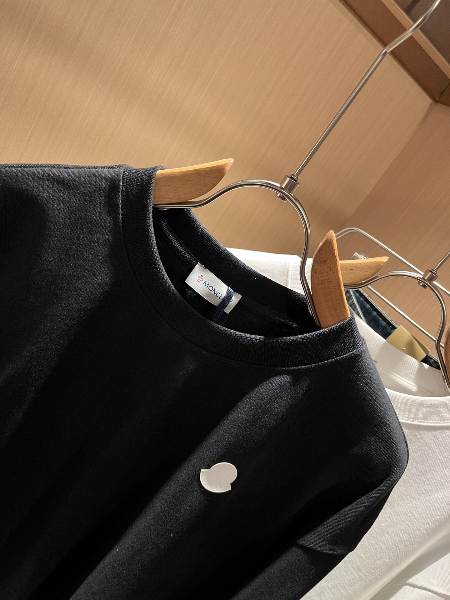 Moncler蒙口2025秋冬新款贸易订单长袖打底衫，全品相！！网红款！胸前logo图案压胶设计！上身舒