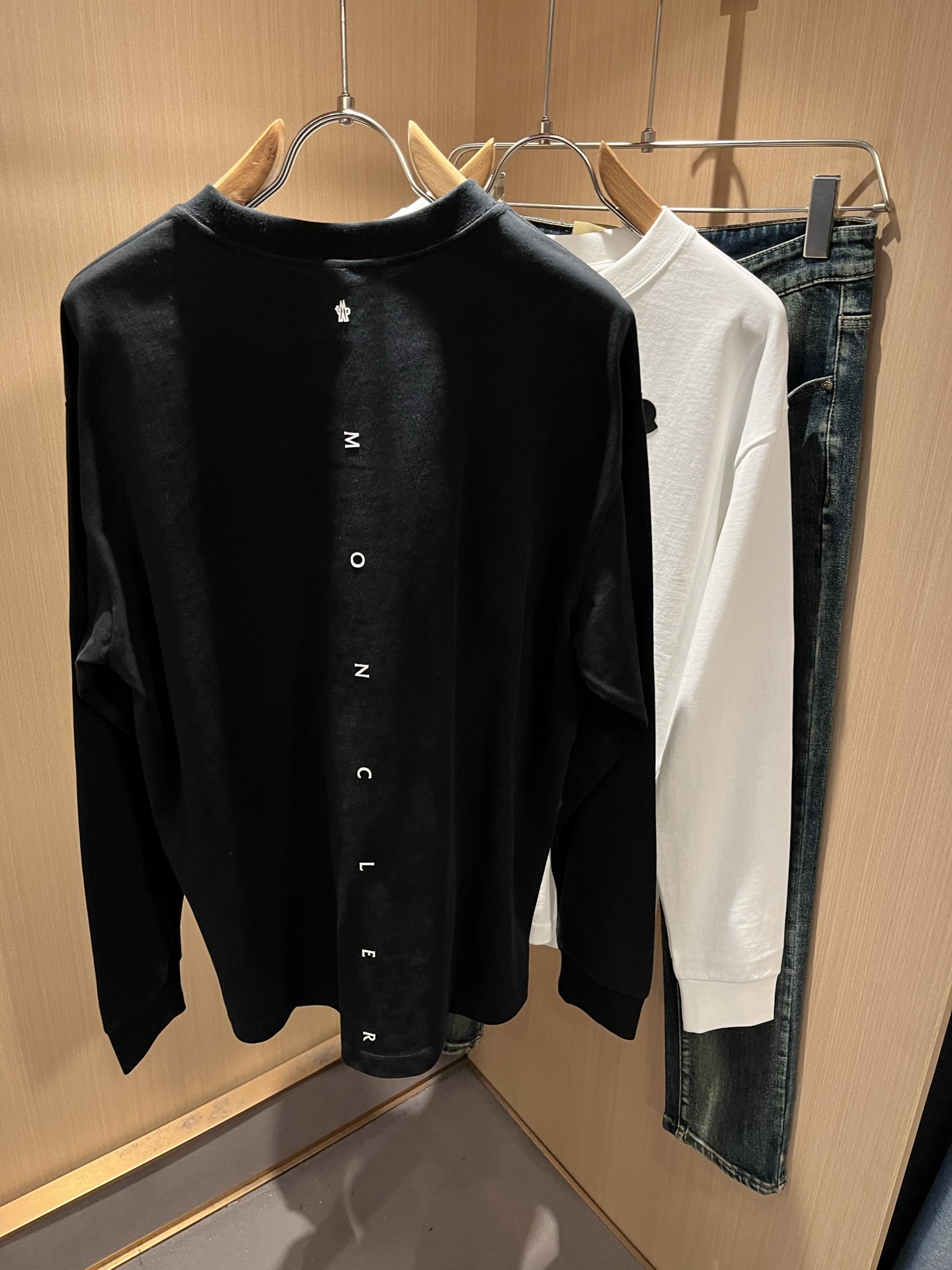 Moncler蒙口2025秋冬新款贸易订单长袖打底衫，全品相！！网红款！胸前logo图案压胶设计！上身舒