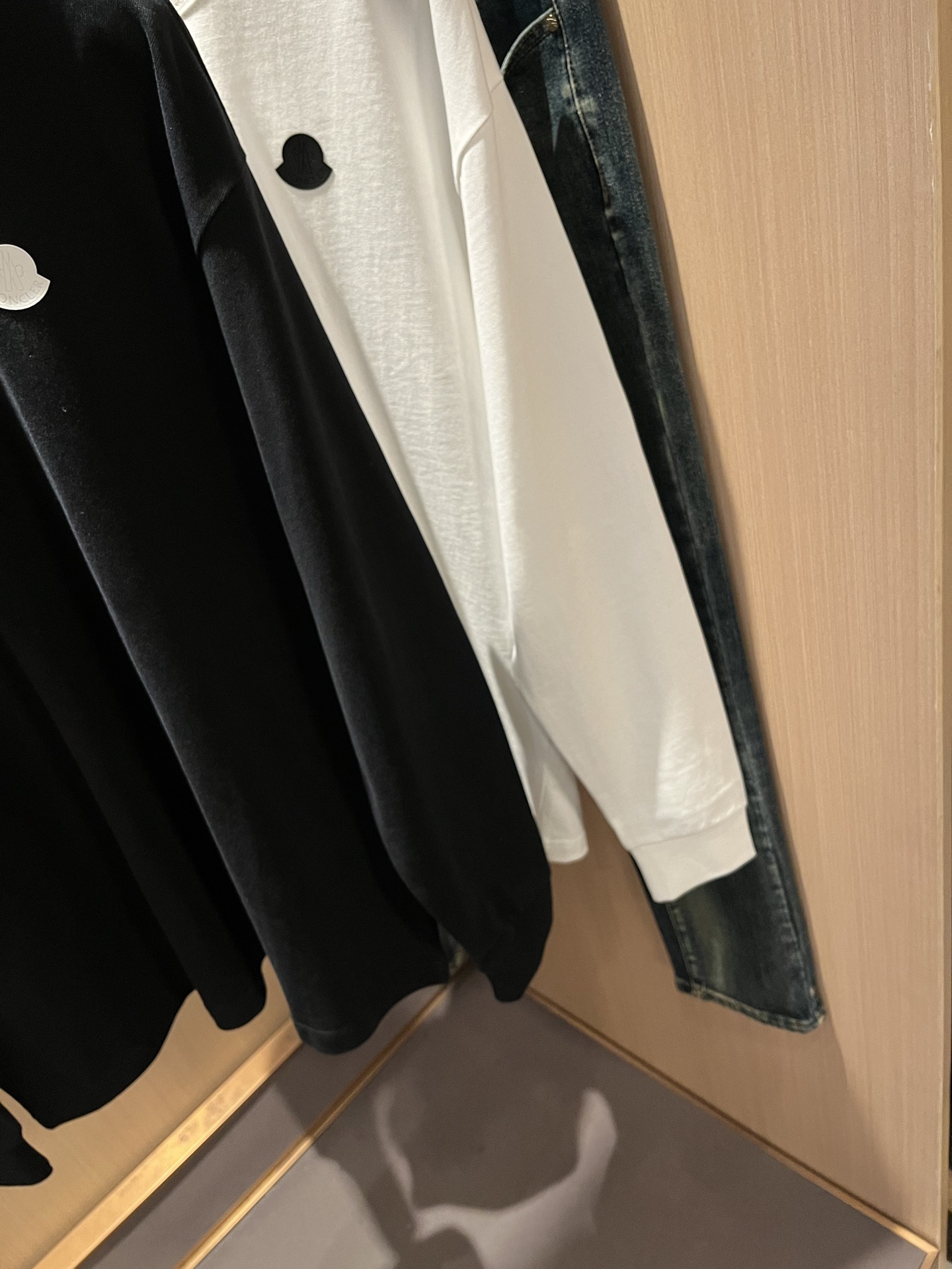 Moncler蒙口2025秋冬新款贸易订单长袖打底衫，全品相！！网红款！胸前logo图案压胶设计！上身舒