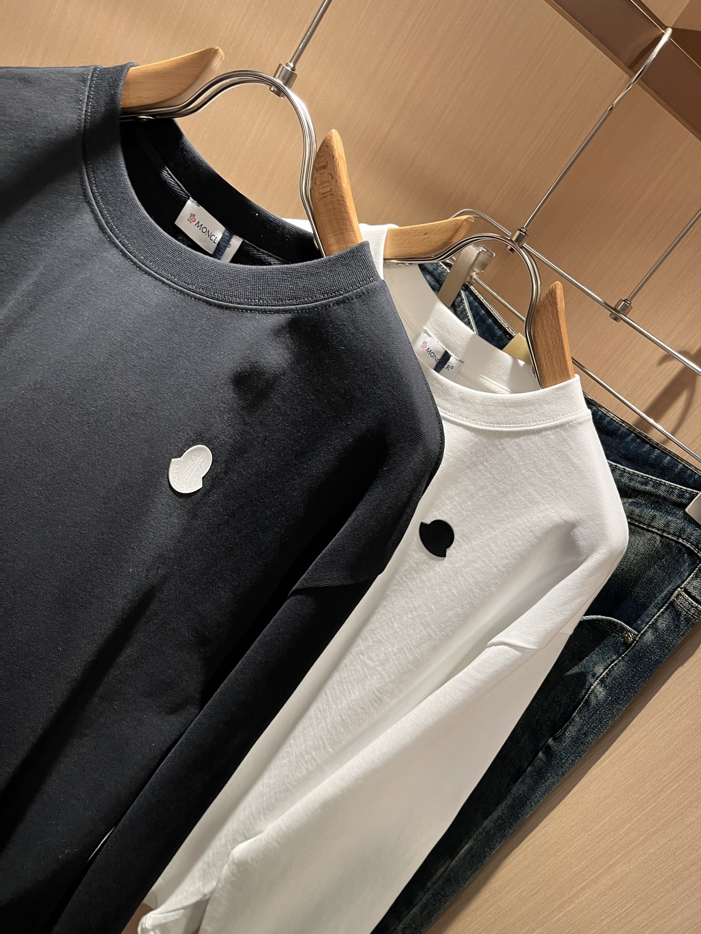 Moncler蒙口2025秋冬新款贸易订单长袖打底衫，全品相！！网红款！胸前logo图案压胶设计！上身舒