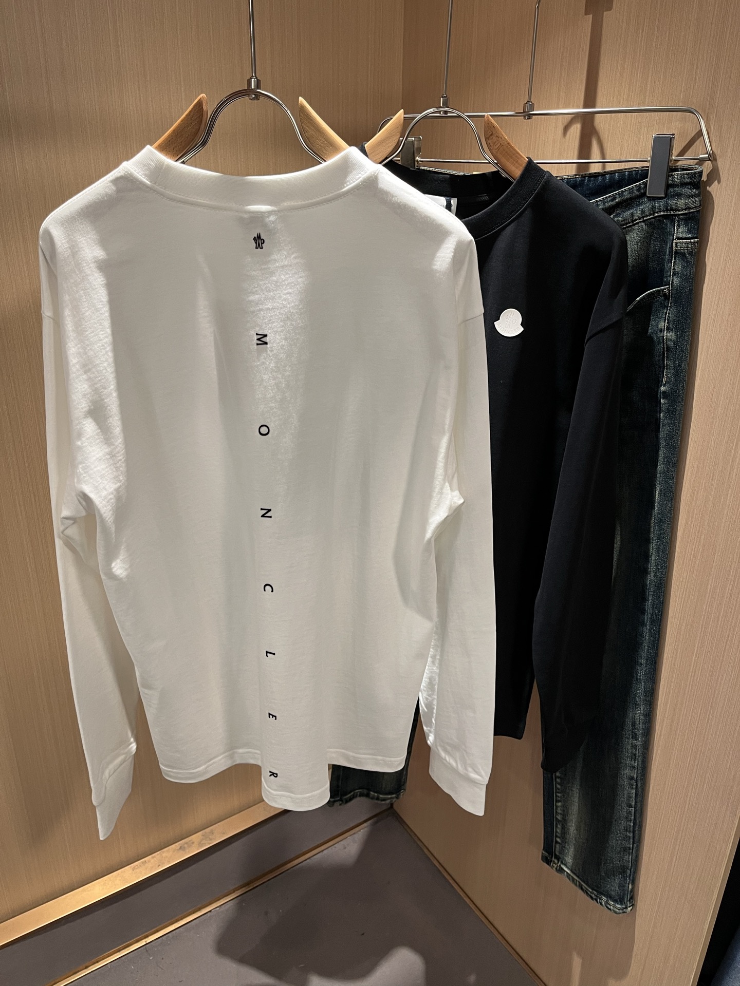 Moncler蒙口2025秋冬新款贸易订单长袖打底衫，全品相！！网红款！胸前logo图案压胶设计！上身舒