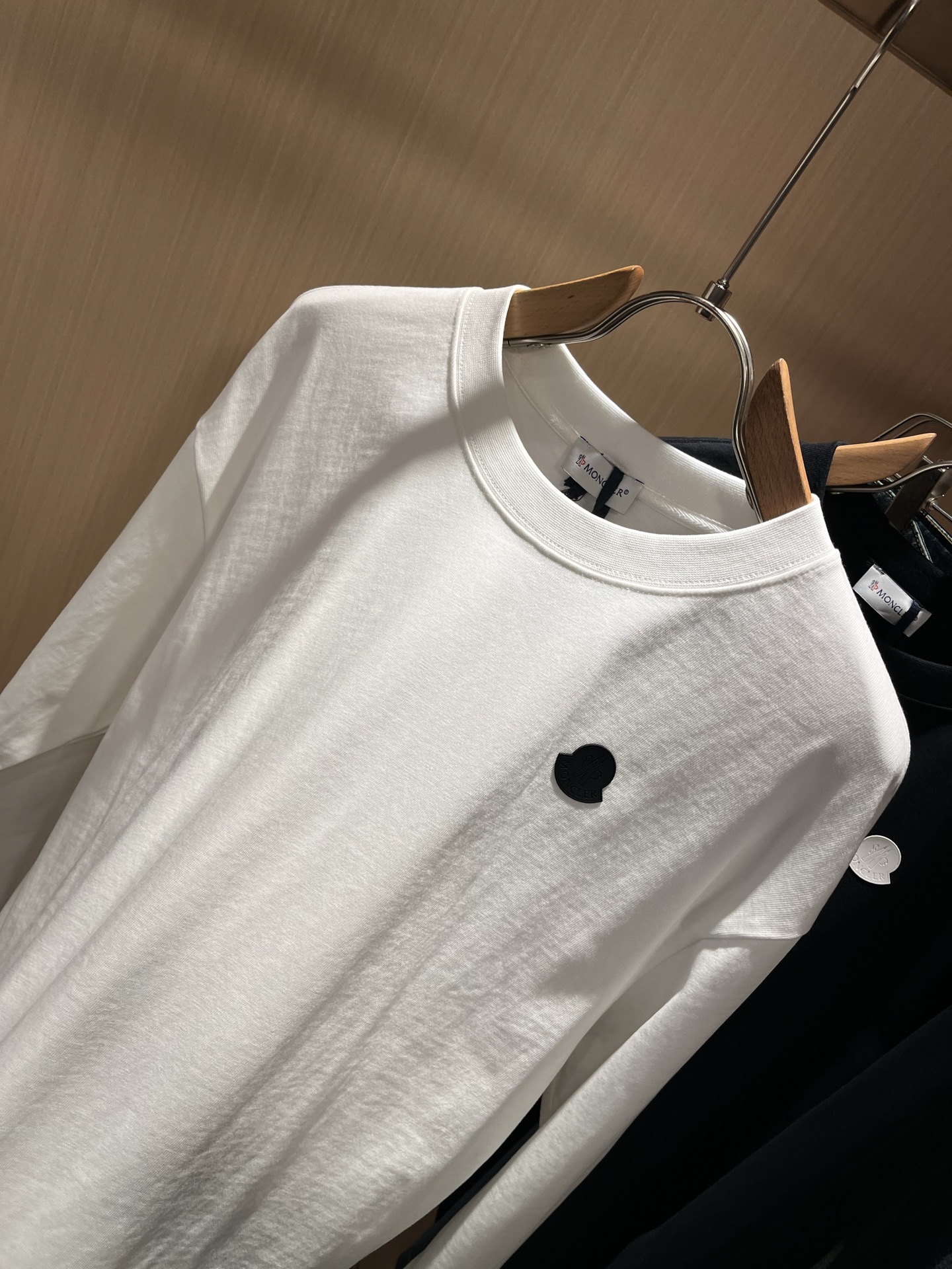 Moncler蒙口2025秋冬新款贸易订单长袖打底衫，全品相！！网红款！胸前logo图案压胶设计！上身舒