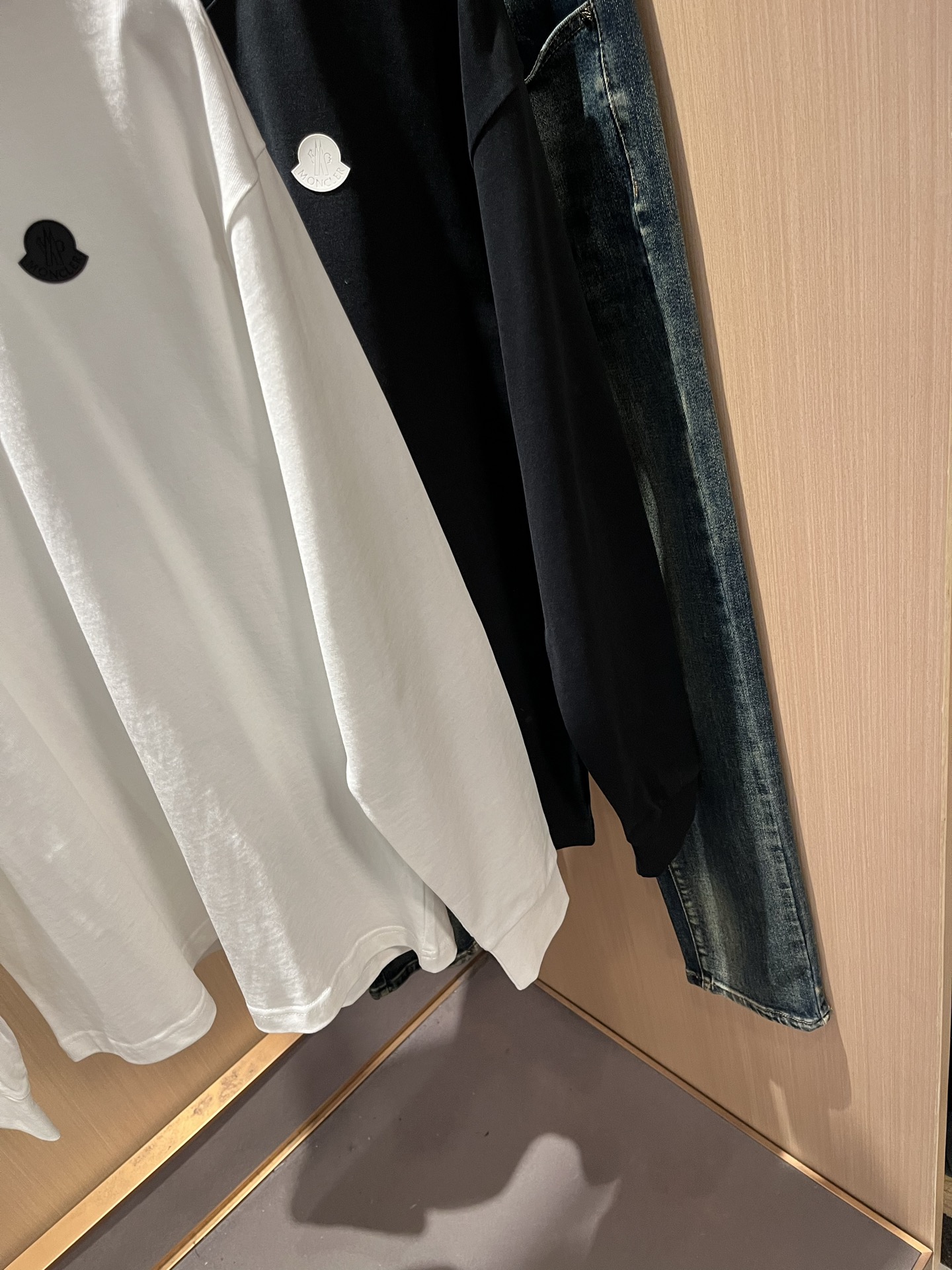 Moncler蒙口2025秋冬新款贸易订单长袖打底衫，全品相！！网红款！胸前logo图案压胶设计！上身舒