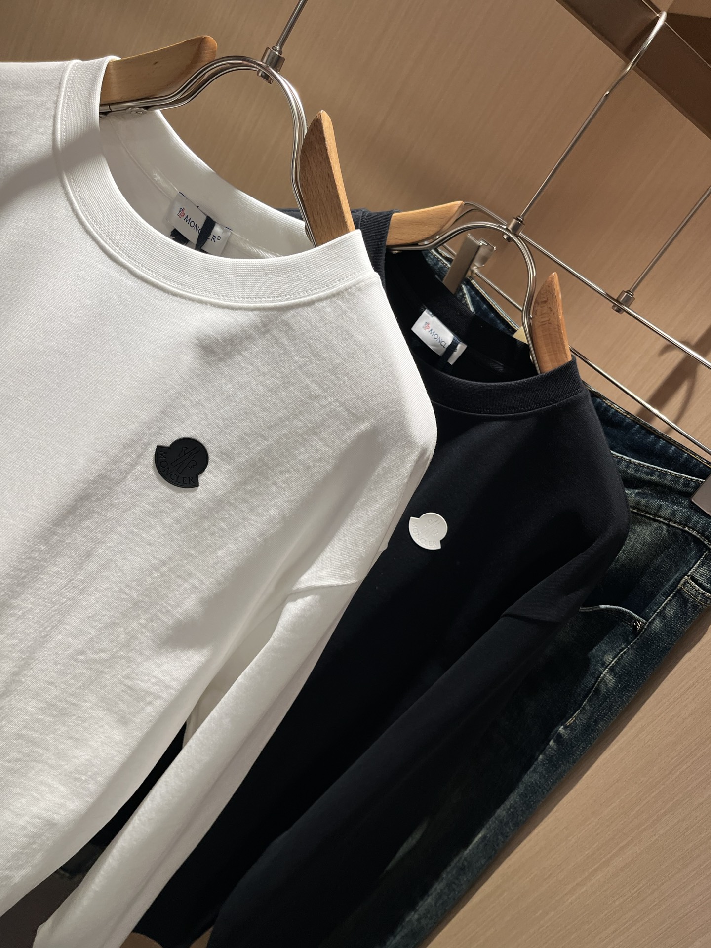 Moncler蒙口2025秋冬新款贸易订单长袖打底衫，全品相！！网红款！胸前logo图案压胶设计！上身舒