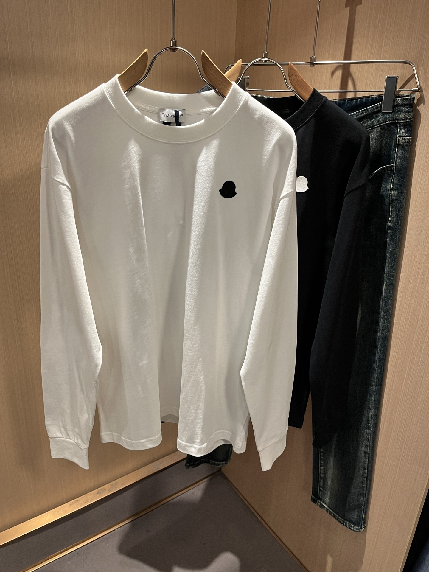 Moncler蒙口2025秋冬新款贸易订单长袖打底衫，全品相！！网红款！胸前logo图案压胶设计！上身舒