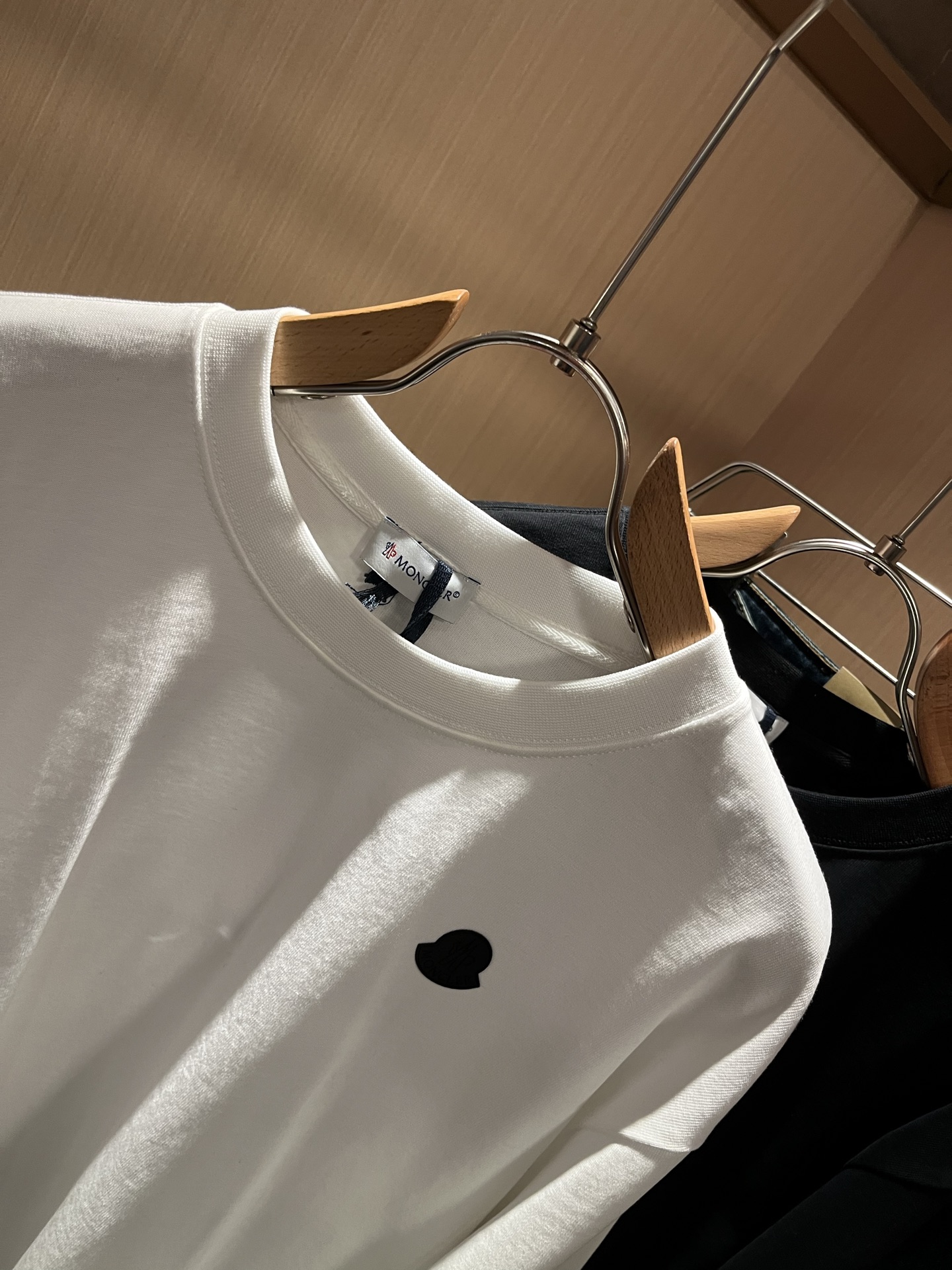 Moncler蒙口2025秋冬新款贸易订单长袖打底衫，全品相！！网红款！胸前logo图案压胶设计！上身舒