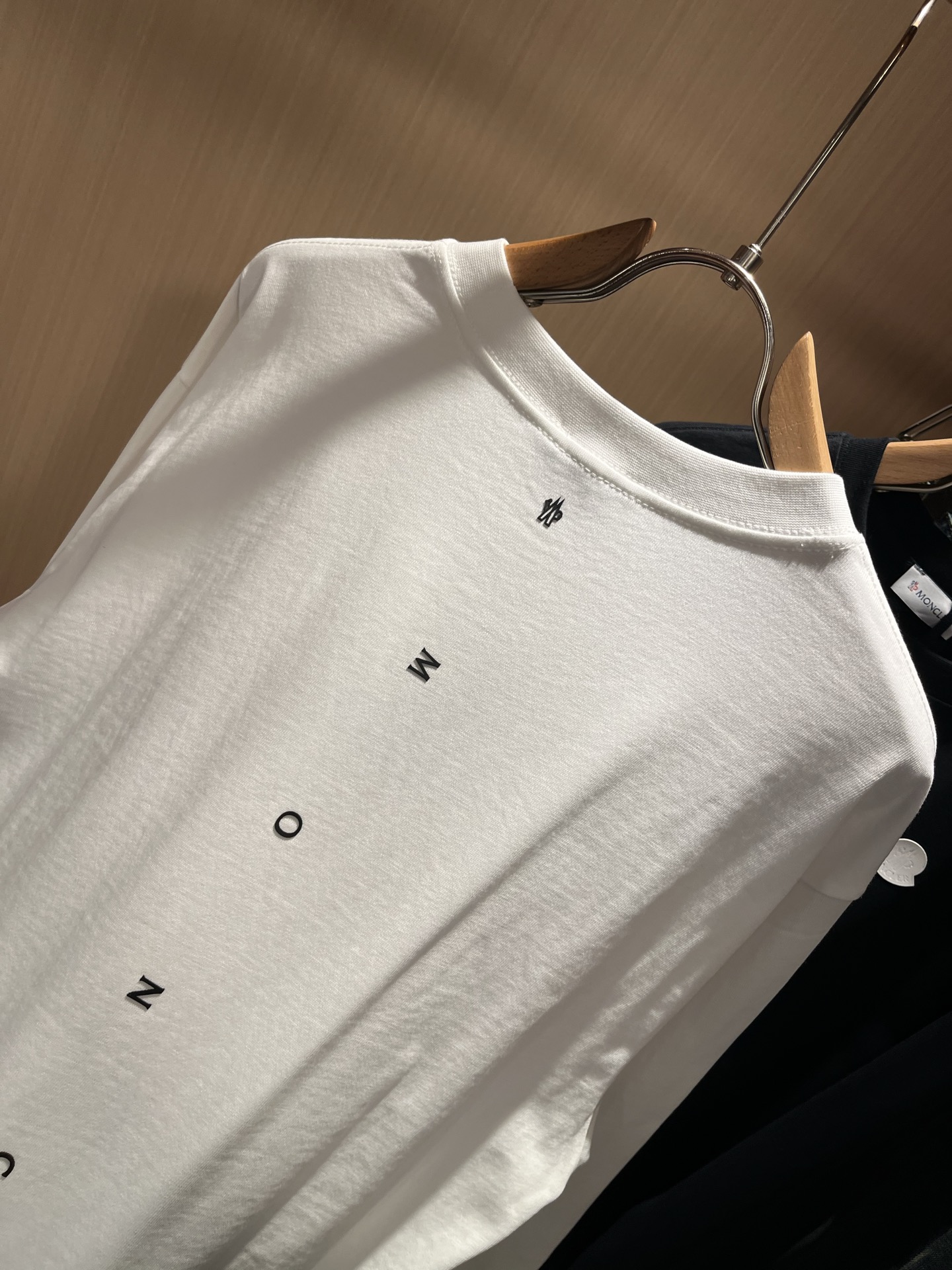 Moncler蒙口2025秋冬新款贸易订单长袖打底衫，全品相！！网红款！胸前logo图案压胶设计！上身舒