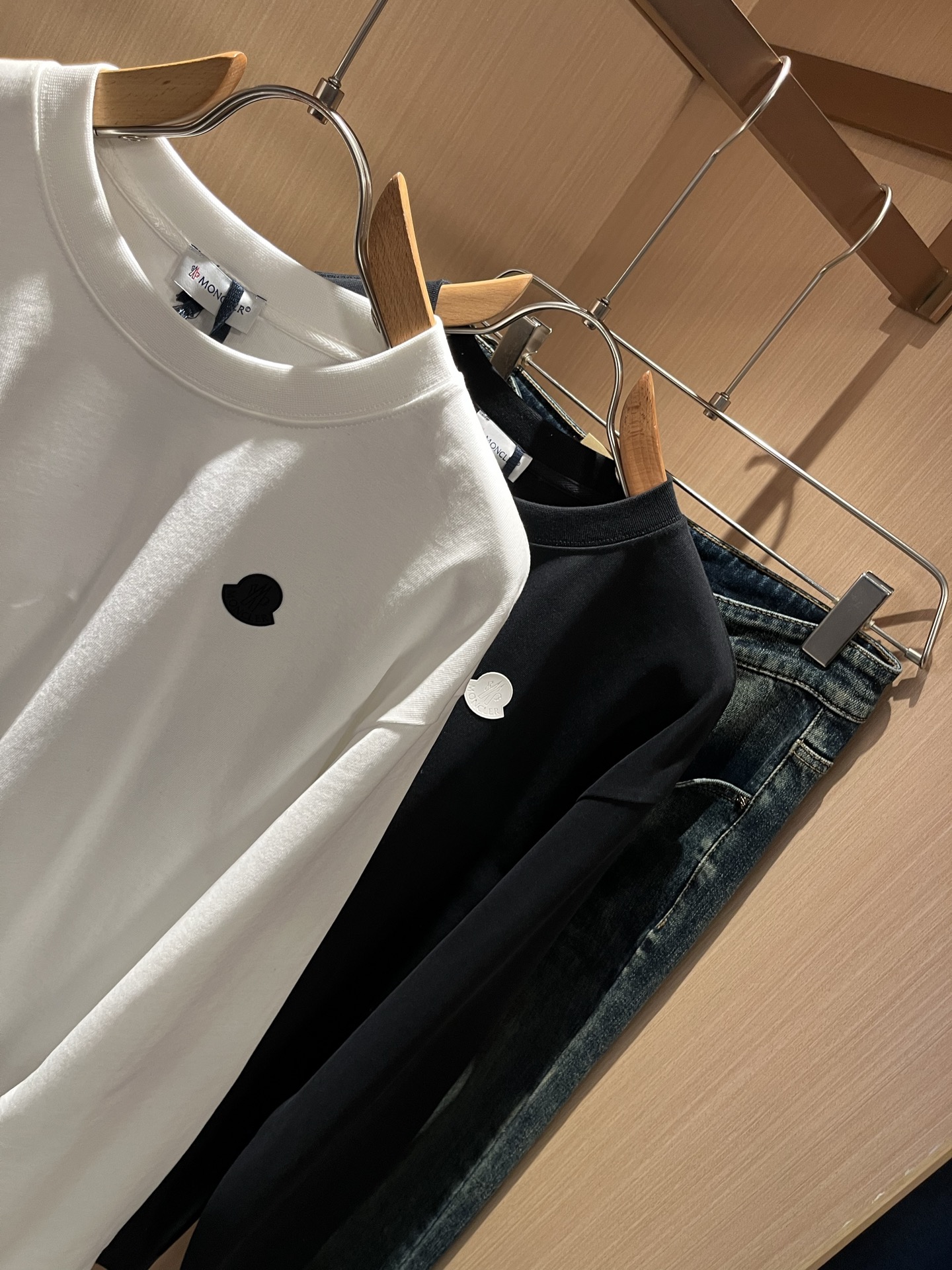 Moncler蒙口2025秋冬新款贸易订单长袖打底衫，全品相！！网红款！胸前logo图案压胶设计！上身舒