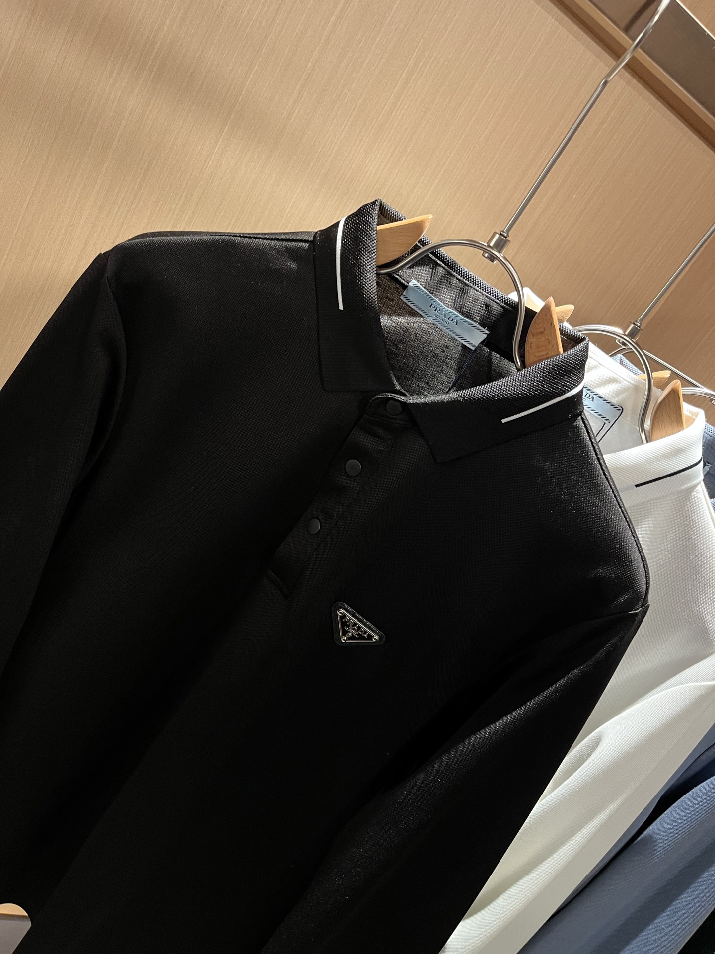 Prad*普*达 2025秋冬季新款经典元素Polo衫，经典大方的款式，可以穿十年都还是流行的那种，你一