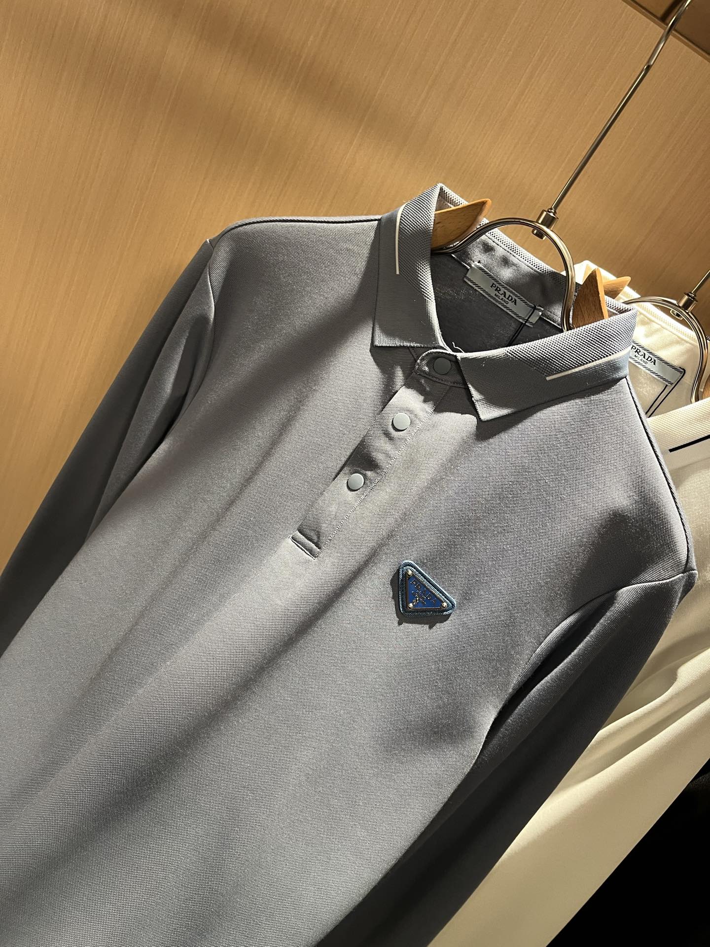 Prad*普*达 2025秋冬季新款经典元素Polo衫，经典大方的款式，可以穿十年都还是流行的那种，你一