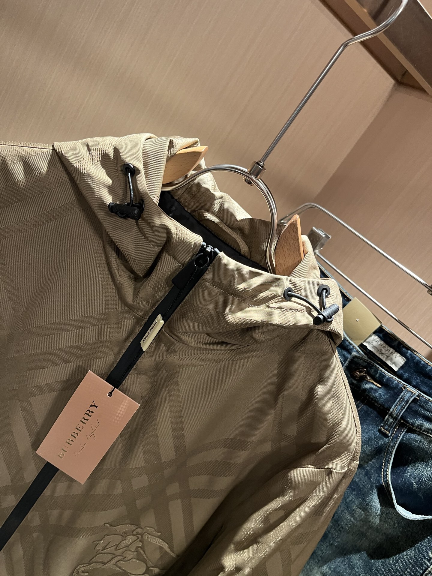 BURBER*Y巴*莉2025秋冬新品夹克外套重磅来袭，最近比较火热的环保面料制作而成，高端户外运动休闲