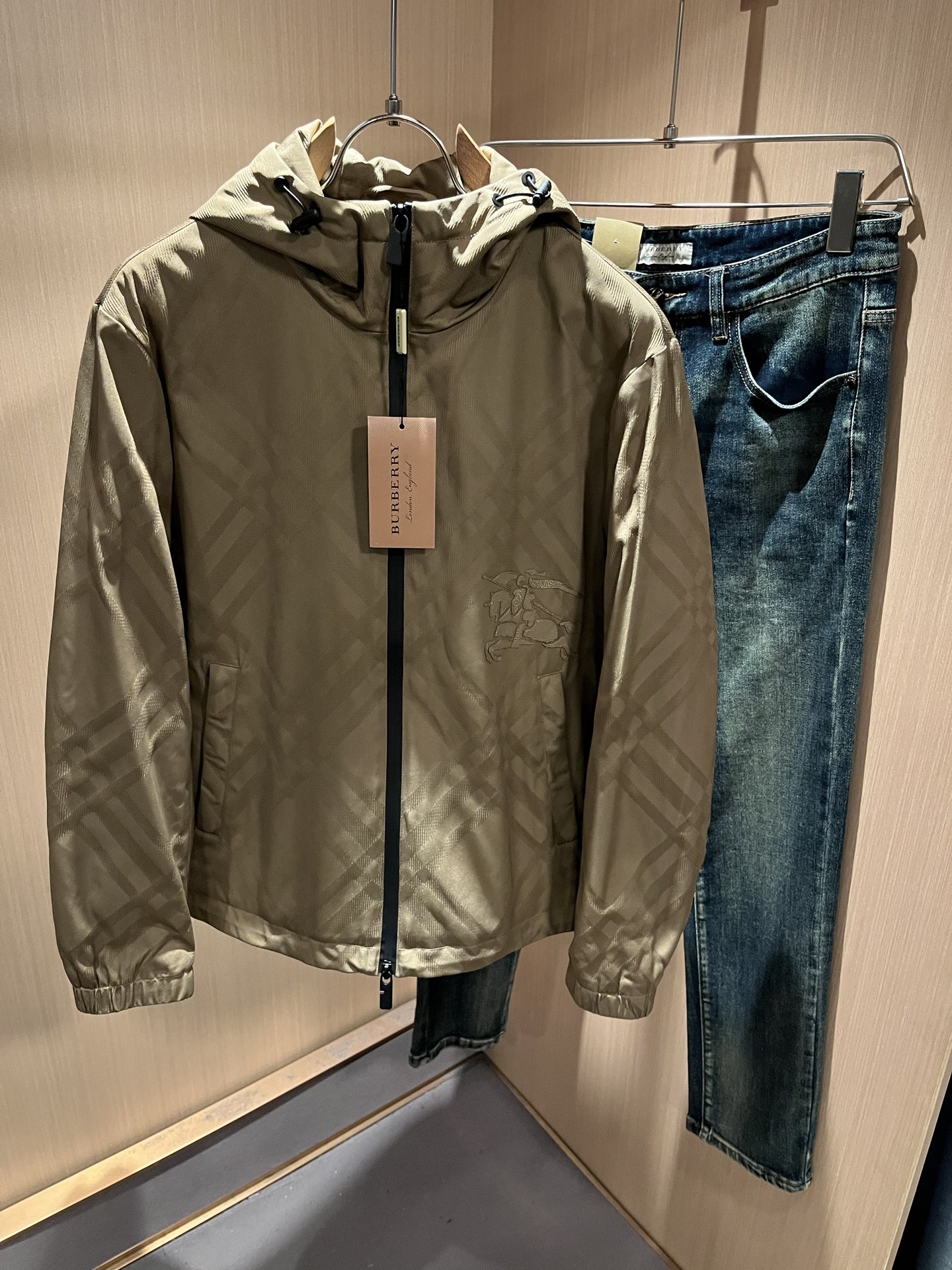 BURBER*Y巴*莉2025秋冬新品夹克外套重磅来袭，最近比较火热的环保面料制作而成，高端户外运动休闲