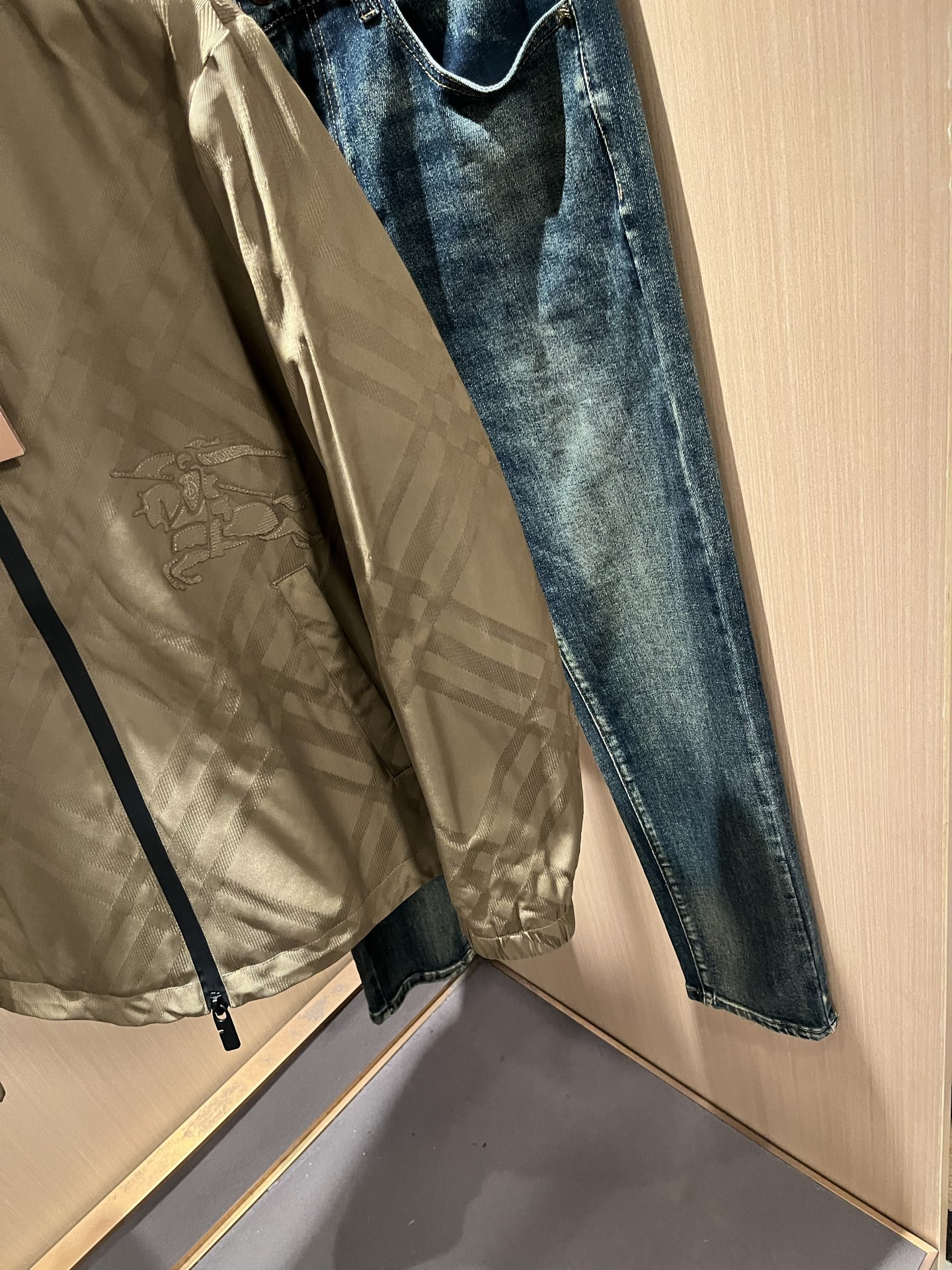 BURBER*Y巴*莉2025秋冬新品夹克外套重磅来袭，最近比较火热的环保面料制作而成，高端户外运动休闲