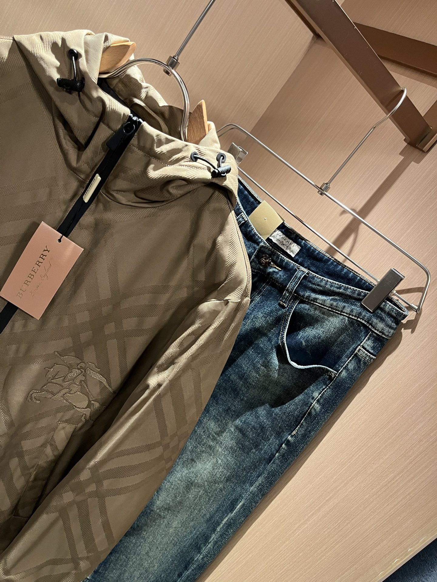 BURBER*Y巴*莉2025秋冬新品夹克外套重磅来袭，最近比较火热的环保面料制作而成，高端户外运动休闲