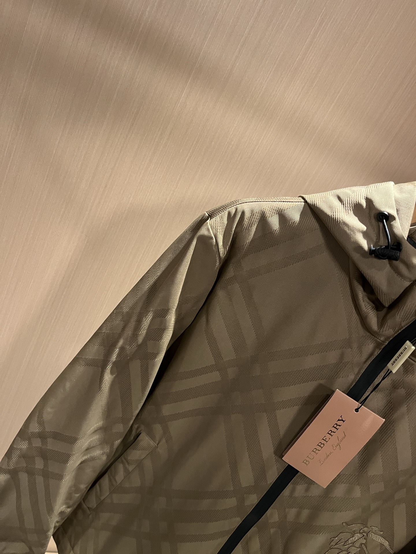 BURBER*Y巴*莉2025秋冬新品夹克外套重磅来袭，最近比较火热的环保面料制作而成，高端户外运动休闲