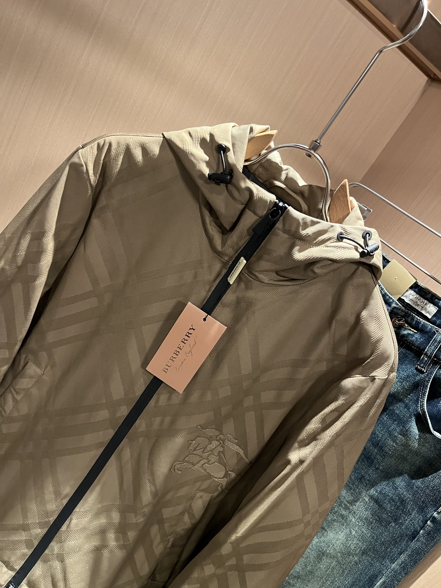 BURBER*Y巴*莉2025秋冬新品夹克外套重磅来袭，最近比较火热的环保面料制作而成，高端户外运动休闲