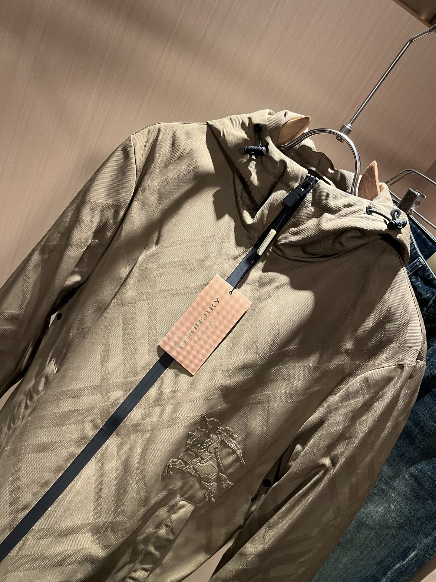 BURBER*Y巴*莉2025秋冬新品夹克外套重磅来袭，最近比较火热的环保面料制作而成，高端户外运动休闲