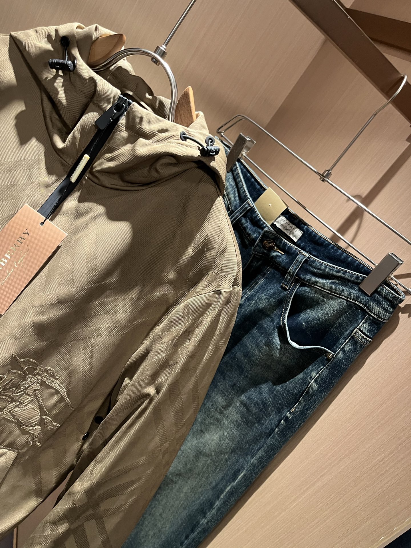 BURBER*Y巴*莉2025秋冬新品夹克外套重磅来袭，最近比较火热的环保面料制作而成，高端户外运动休闲