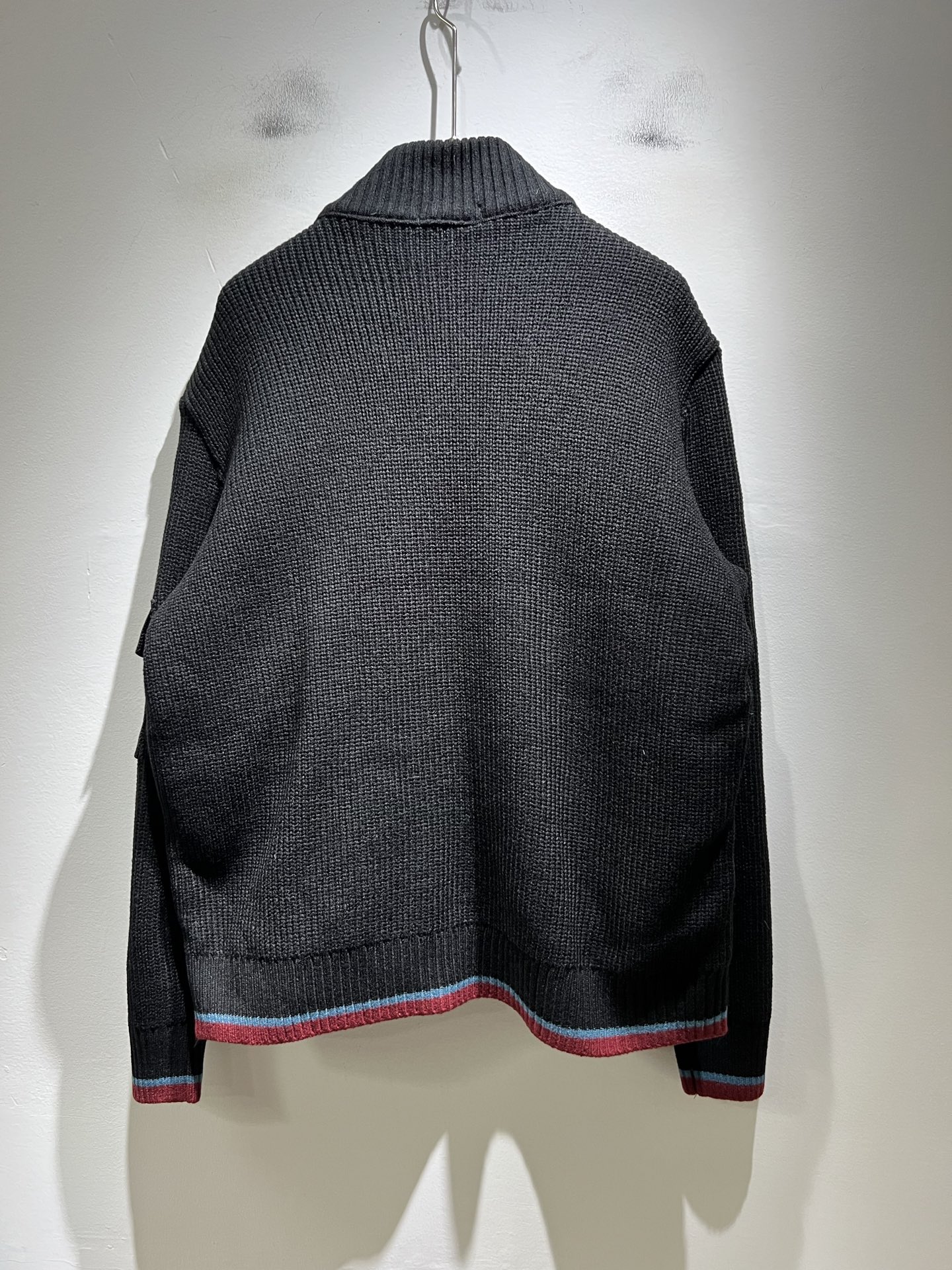 。Monc*ler蒙*口 2025秋冬经典羽绒针织拼接夹克外套，都市时尚休闲款！面料超软面料帅酷爆款夹克