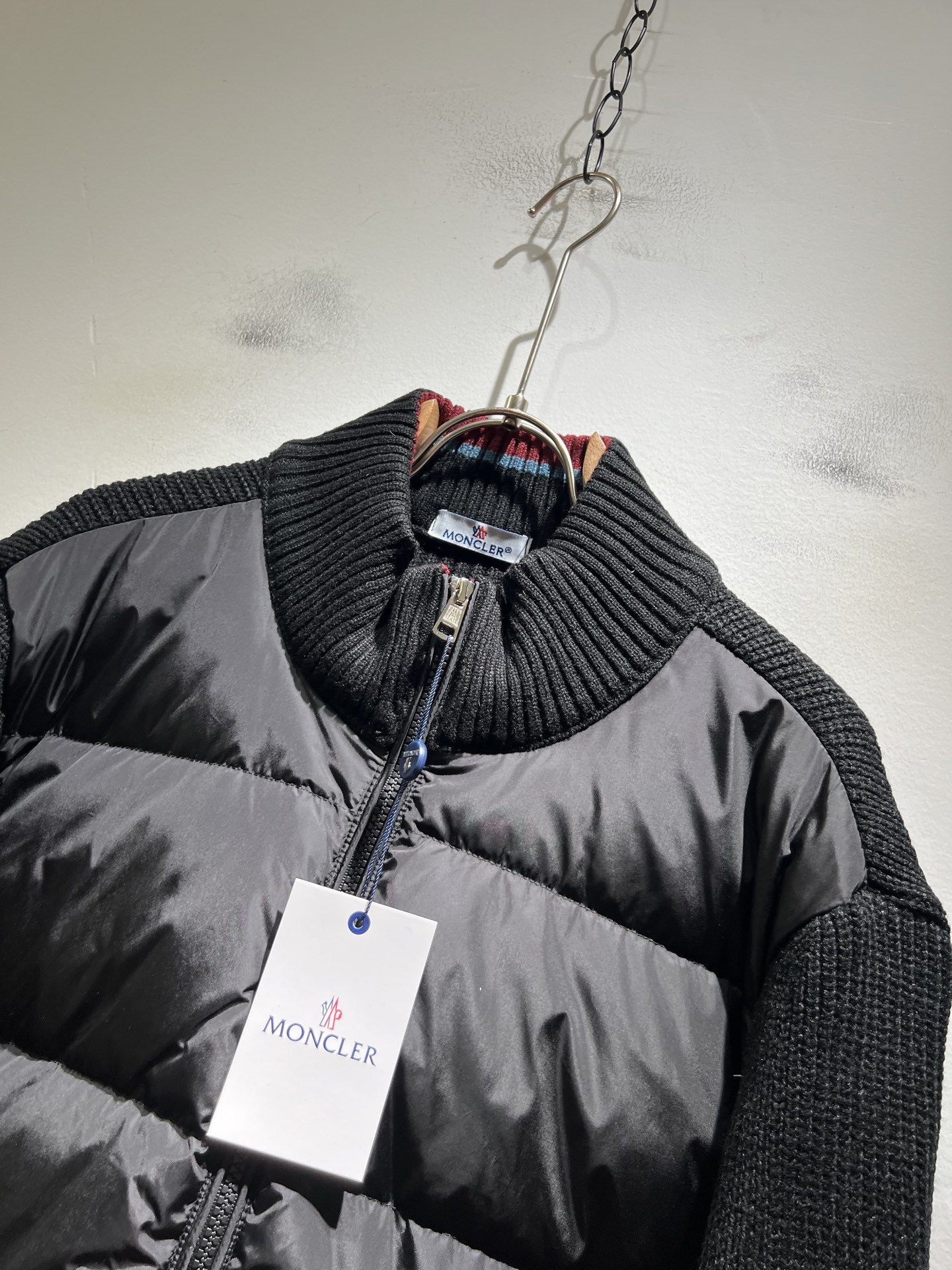 。Monc*ler蒙*口 2025秋冬经典羽绒针织拼接夹克外套，都市时尚休闲款！面料超软面料帅酷爆款夹克