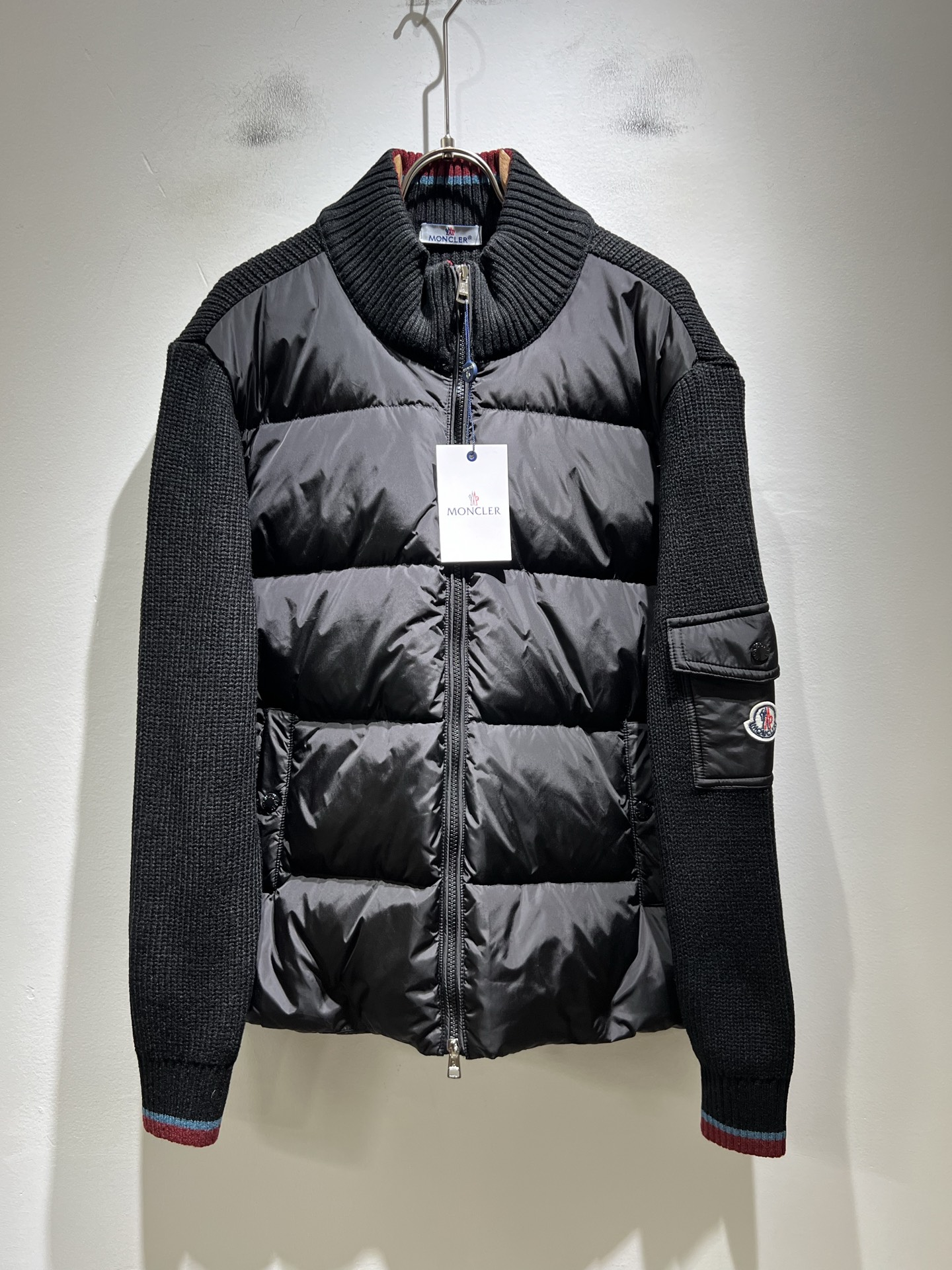 。Monc*ler蒙*口 2025秋冬经典羽绒针织拼接夹克外套，都市时尚休闲款！面料超软面料帅酷爆款夹克