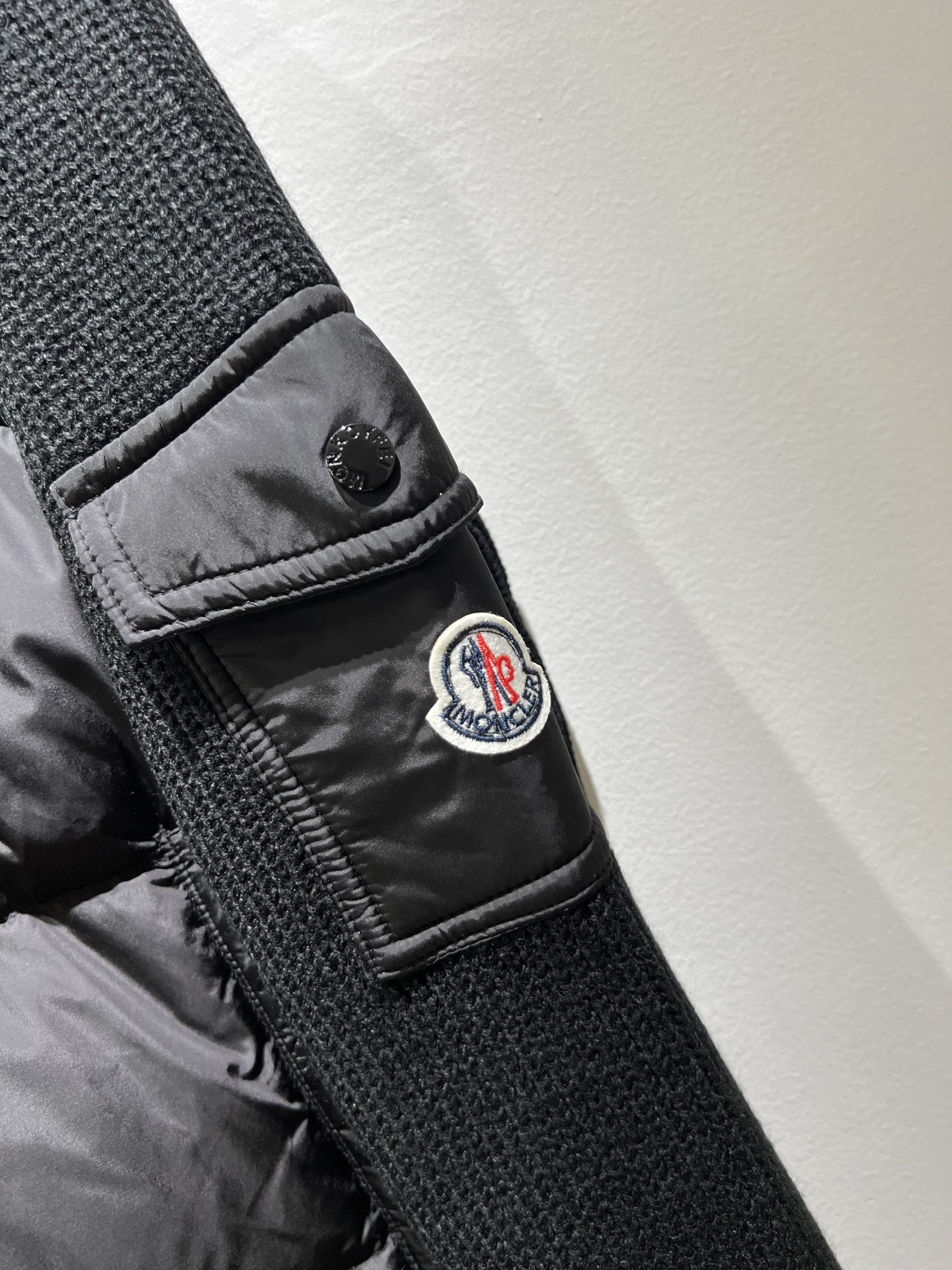 。Monc*ler蒙*口 2025秋冬经典羽绒针织拼接夹克外套，都市时尚休闲款！面料超软面料帅酷爆款夹克