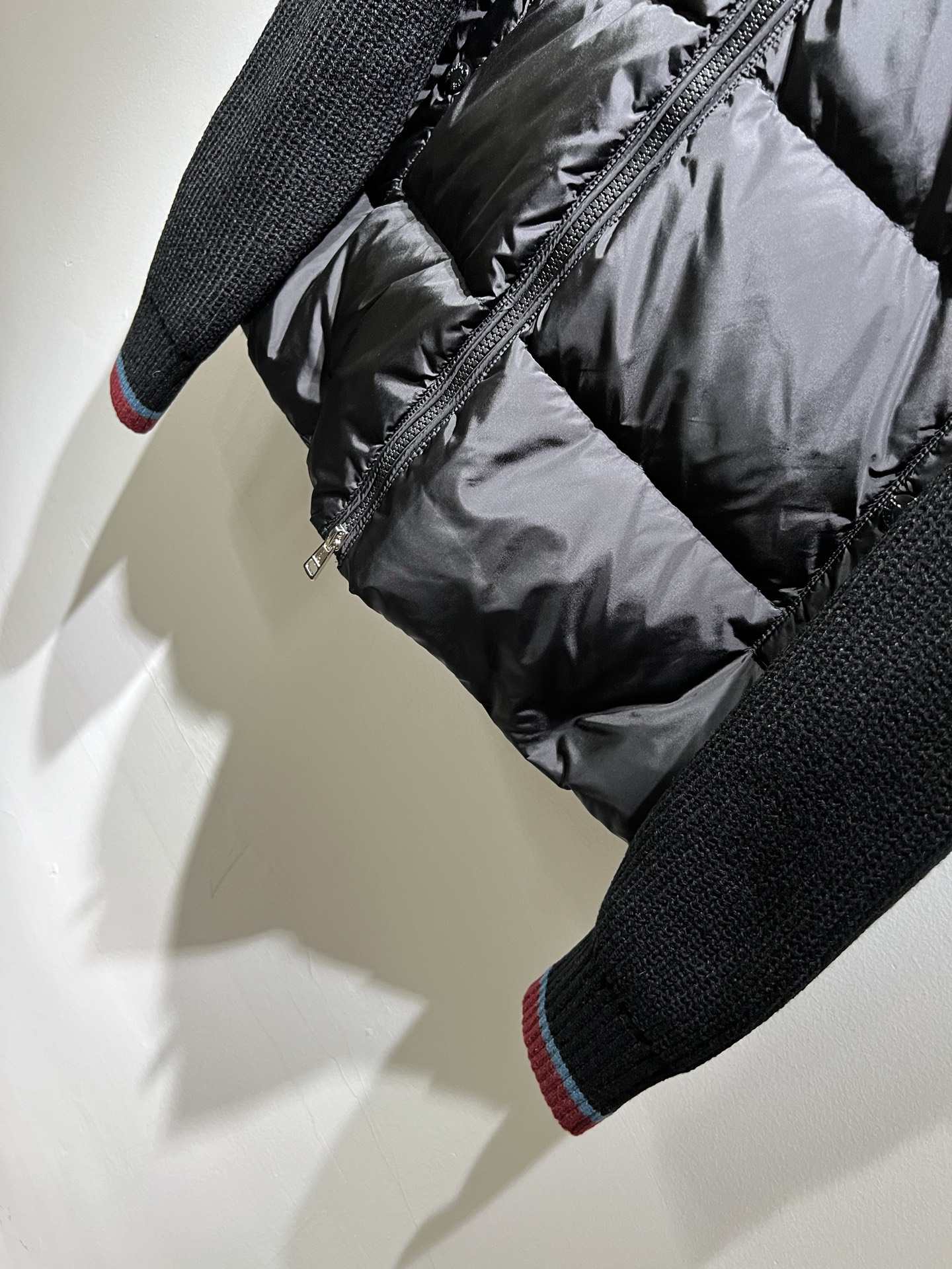 。Monc*ler蒙*口 2025秋冬经典羽绒针织拼接夹克外套，都市时尚休闲款！面料超软面料帅酷爆款夹克