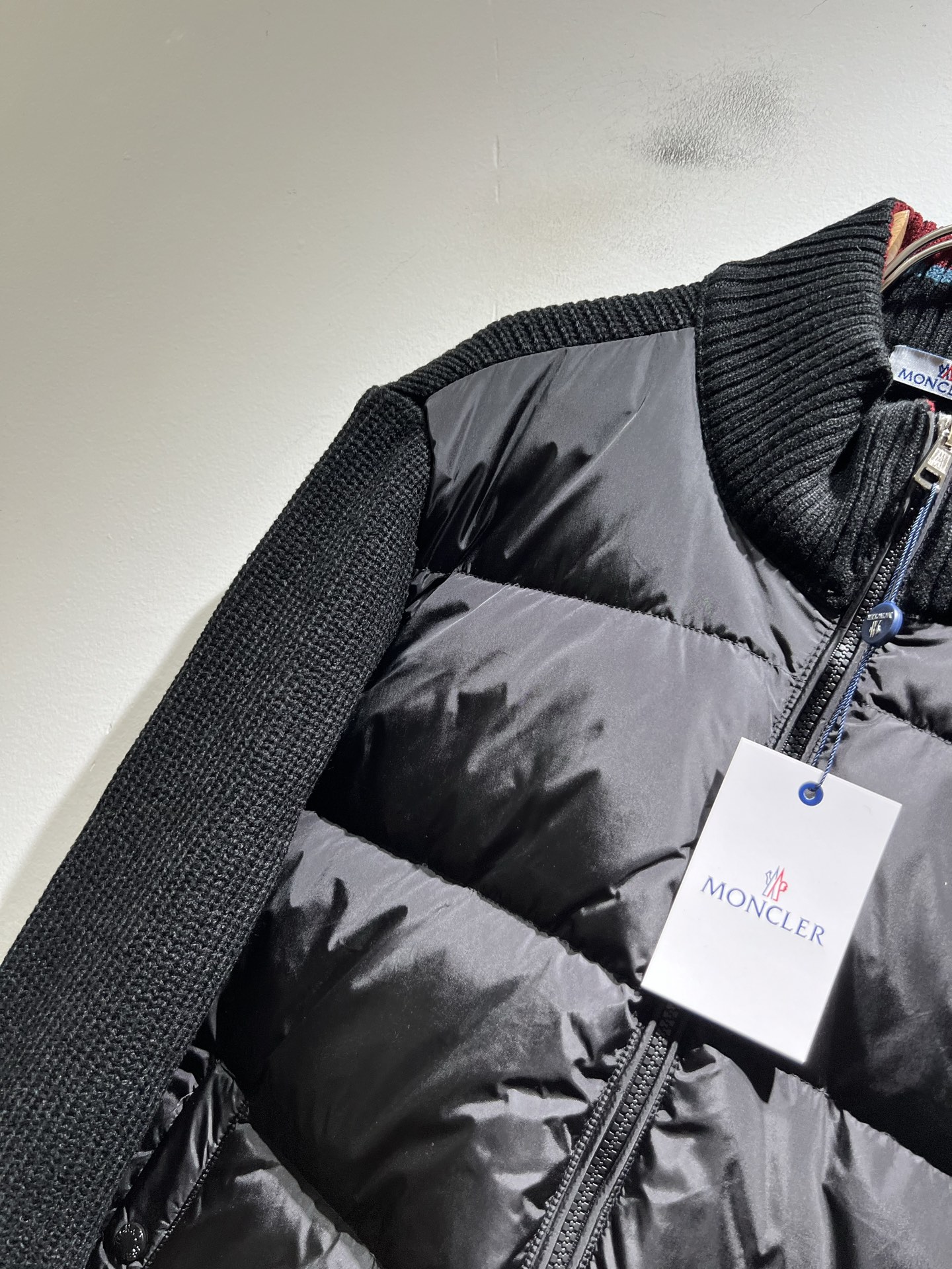 。Monc*ler蒙*口 2025秋冬经典羽绒针织拼接夹克外套，都市时尚休闲款！面料超软面料帅酷爆款夹克