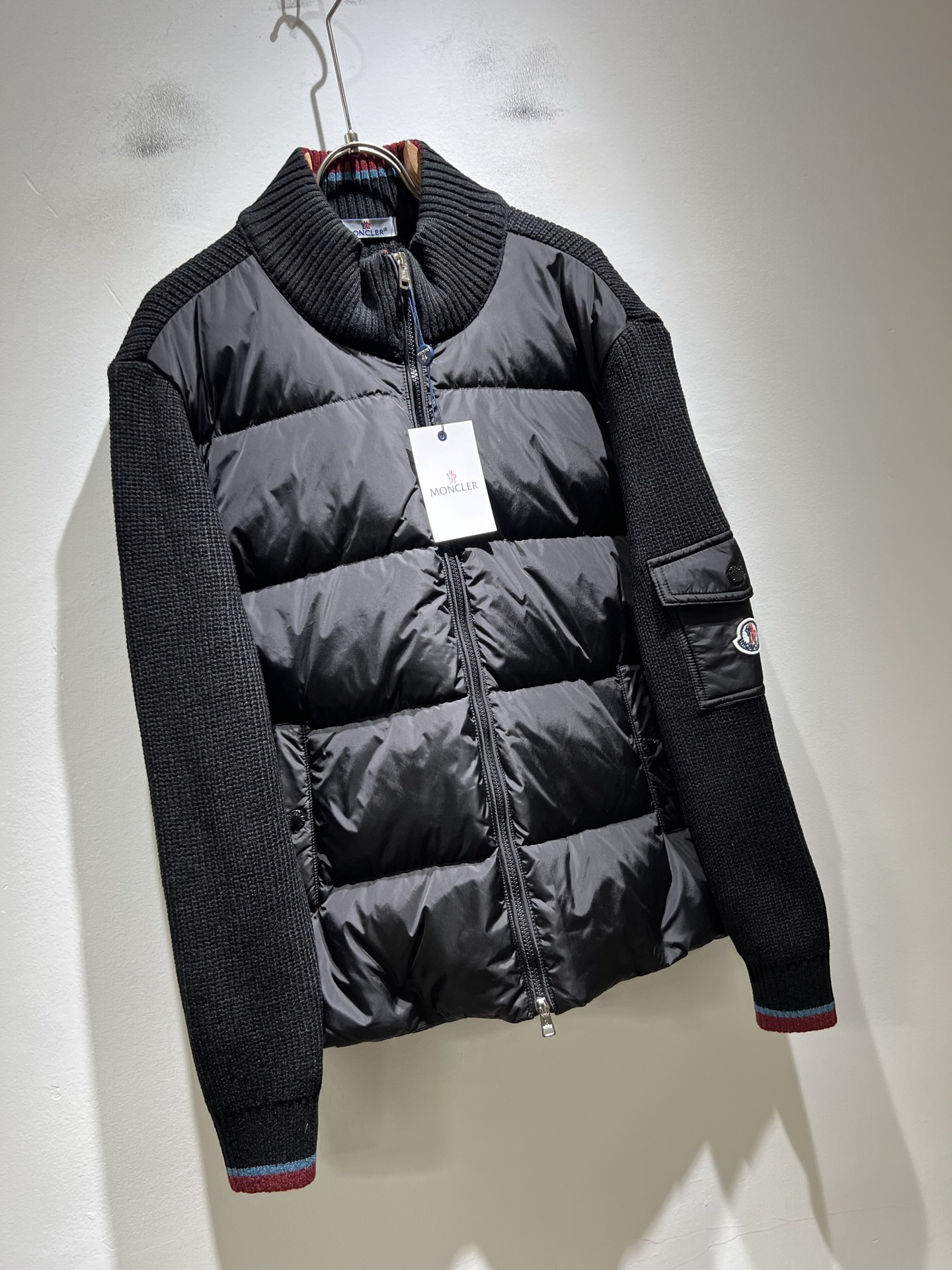 。Monc*ler蒙*口 2025秋冬经典羽绒针织拼接夹克外套，都市时尚休闲款！面料超软面料帅酷爆款夹克