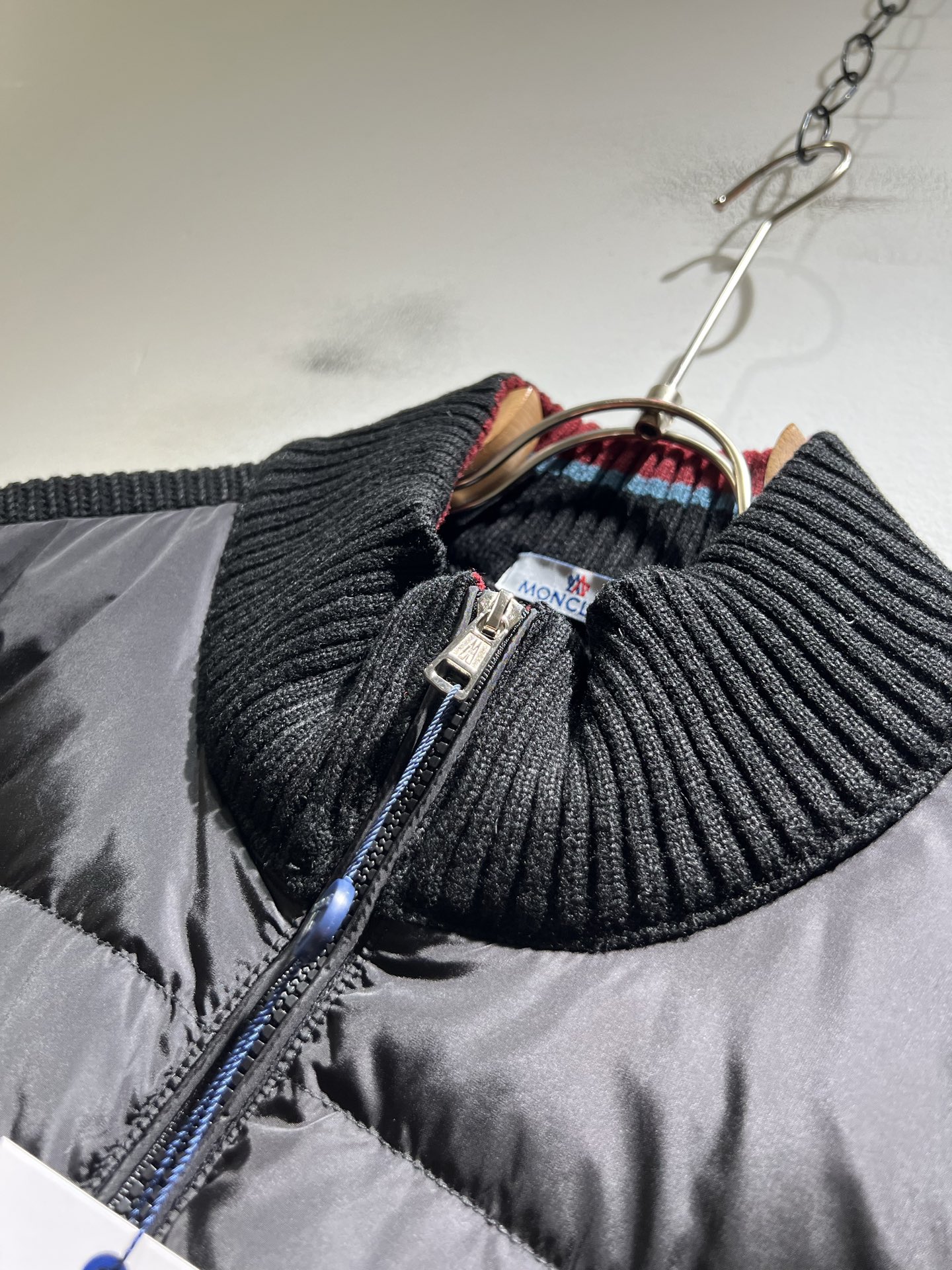 。Monc*ler蒙*口 2025秋冬经典羽绒针织拼接夹克外套，都市时尚休闲款！面料超软面料帅酷爆款夹克