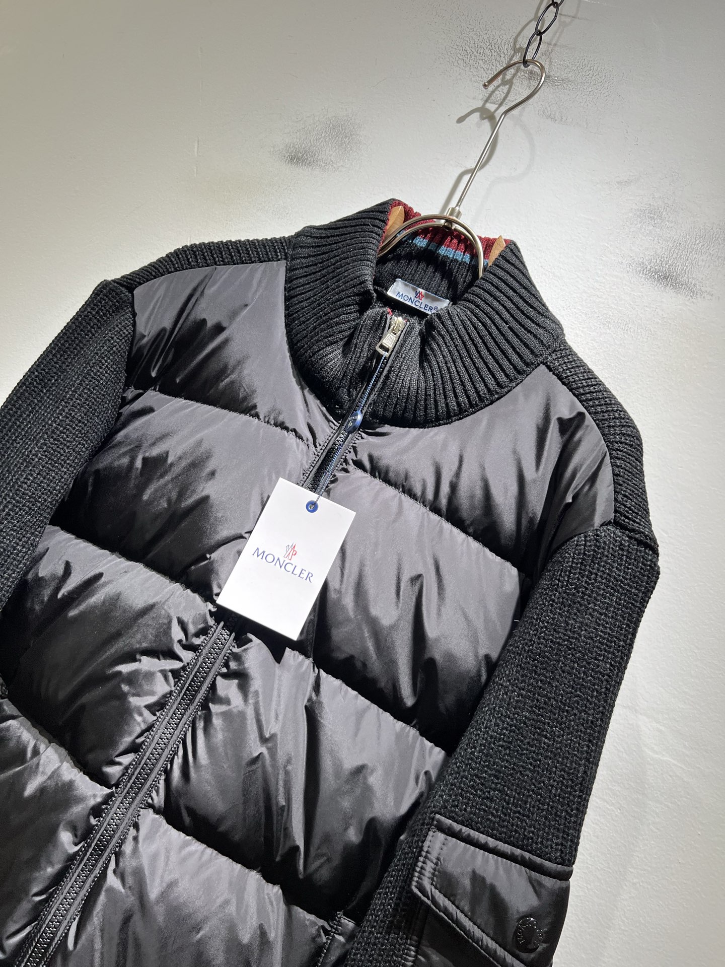 。Monc*ler蒙*口 2025秋冬经典羽绒针织拼接夹克外套，都市时尚休闲款！面料超软面料帅酷爆款夹克