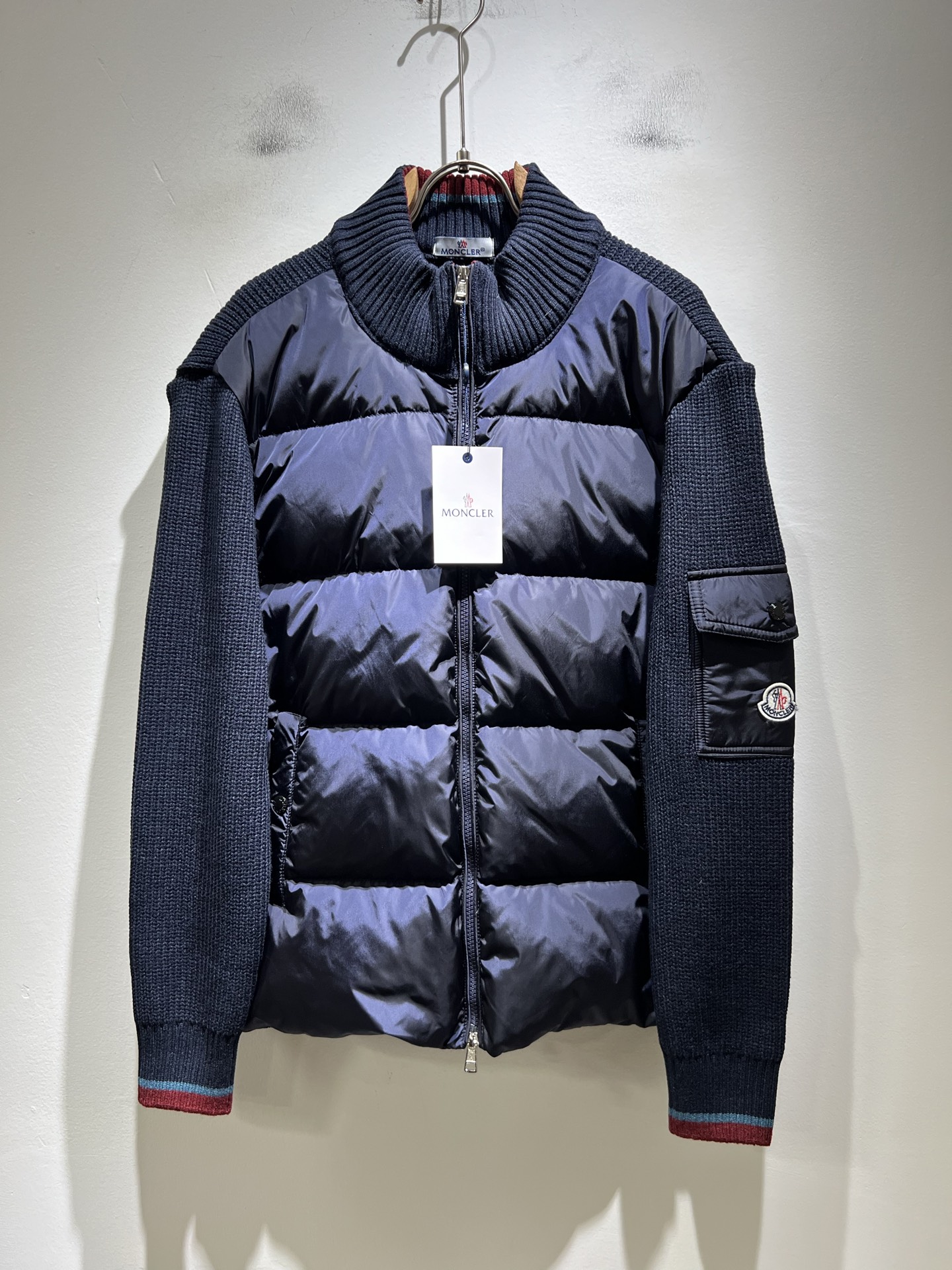 。Monc*ler蒙*口 2025秋冬经典羽绒针织拼接夹克外套，都市时尚休闲款！面料超软面料帅酷爆款夹克