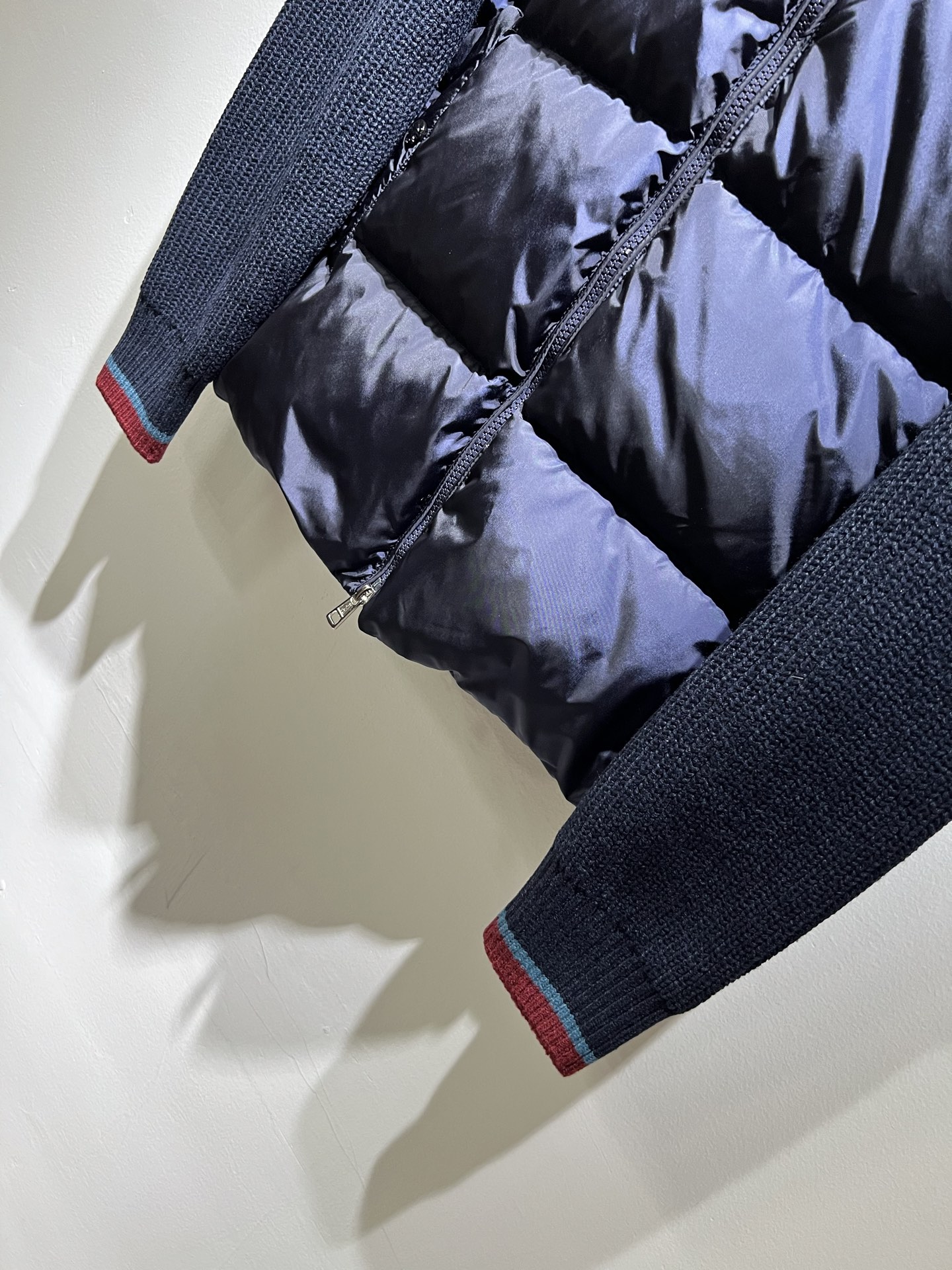 。Monc*ler蒙*口 2025秋冬经典羽绒针织拼接夹克外套，都市时尚休闲款！面料超软面料帅酷爆款夹克