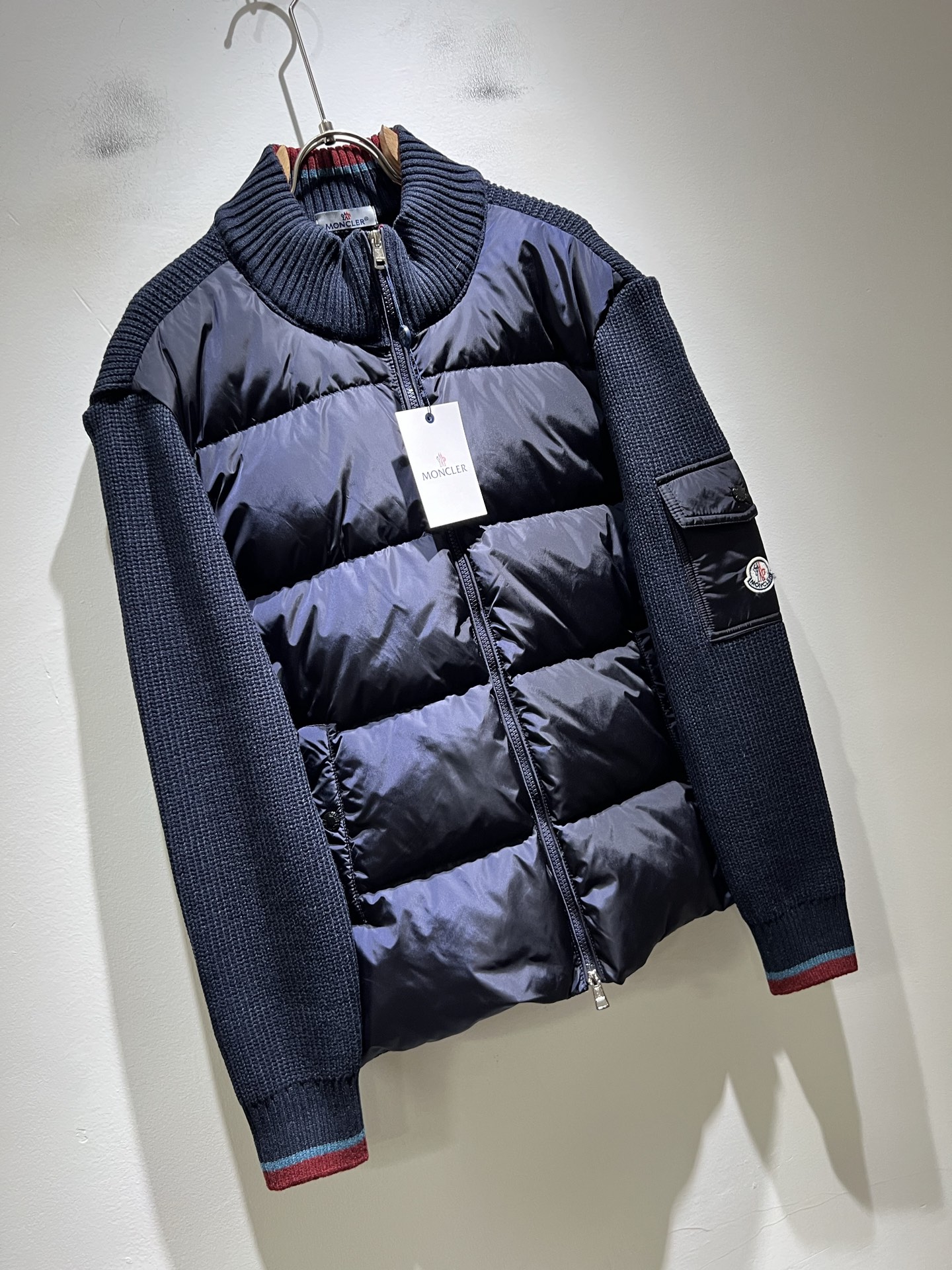 。Monc*ler蒙*口 2025秋冬经典羽绒针织拼接夹克外套，都市时尚休闲款！面料超软面料帅酷爆款夹克