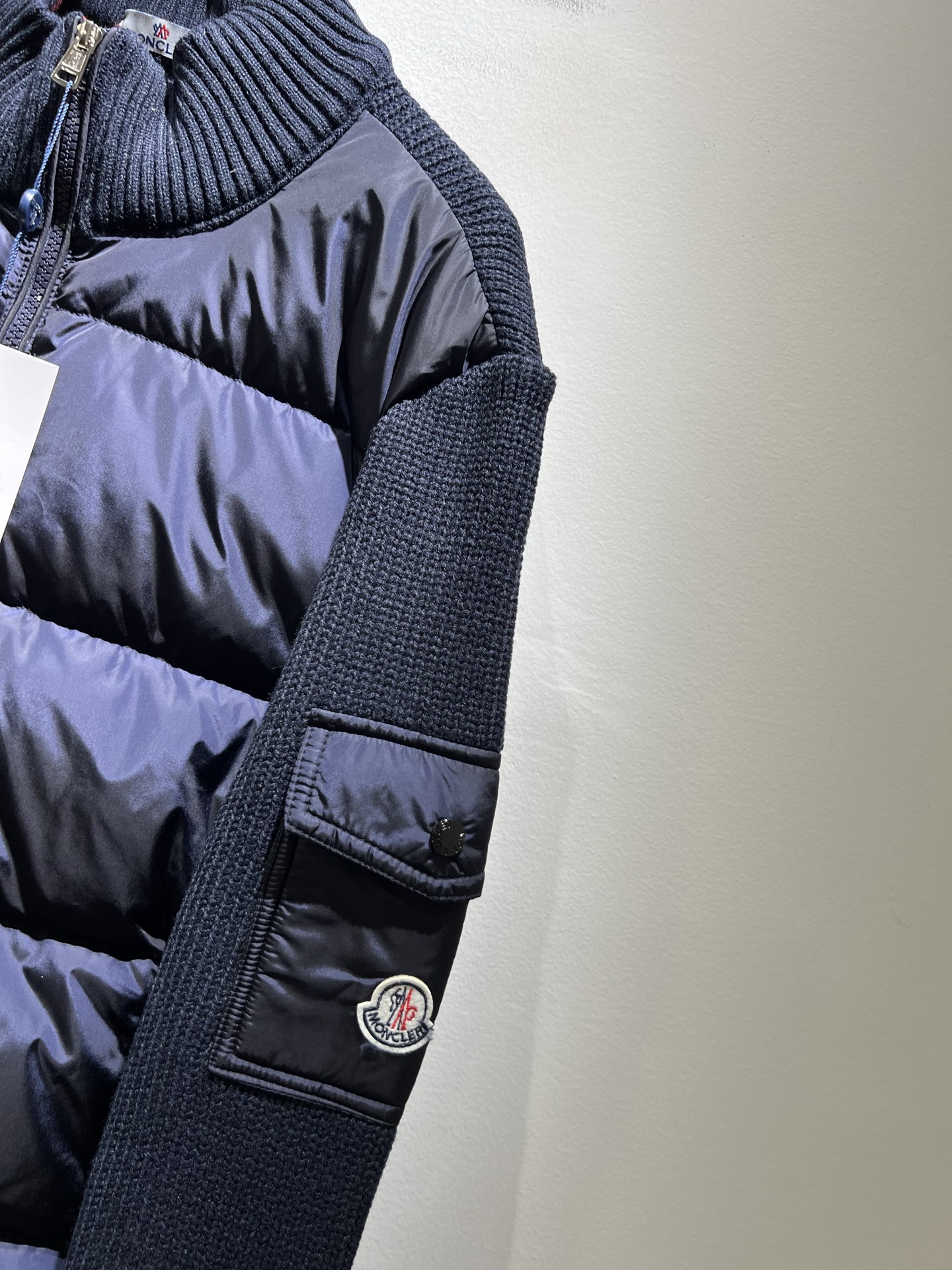 。Monc*ler蒙*口 2025秋冬经典羽绒针织拼接夹克外套，都市时尚休闲款！面料超软面料帅酷爆款夹克