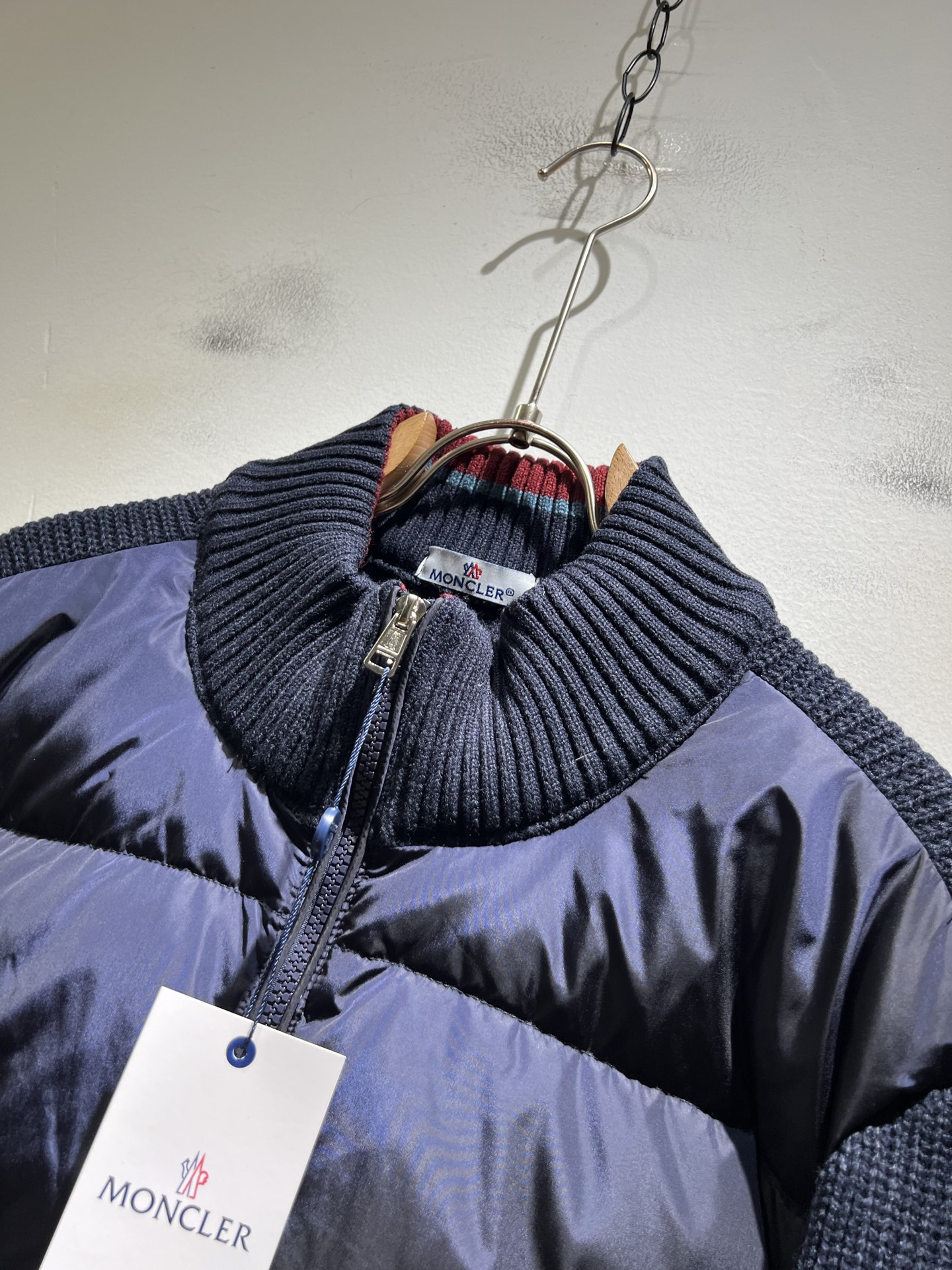 。Monc*ler蒙*口 2025秋冬经典羽绒针织拼接夹克外套，都市时尚休闲款！面料超软面料帅酷爆款夹克