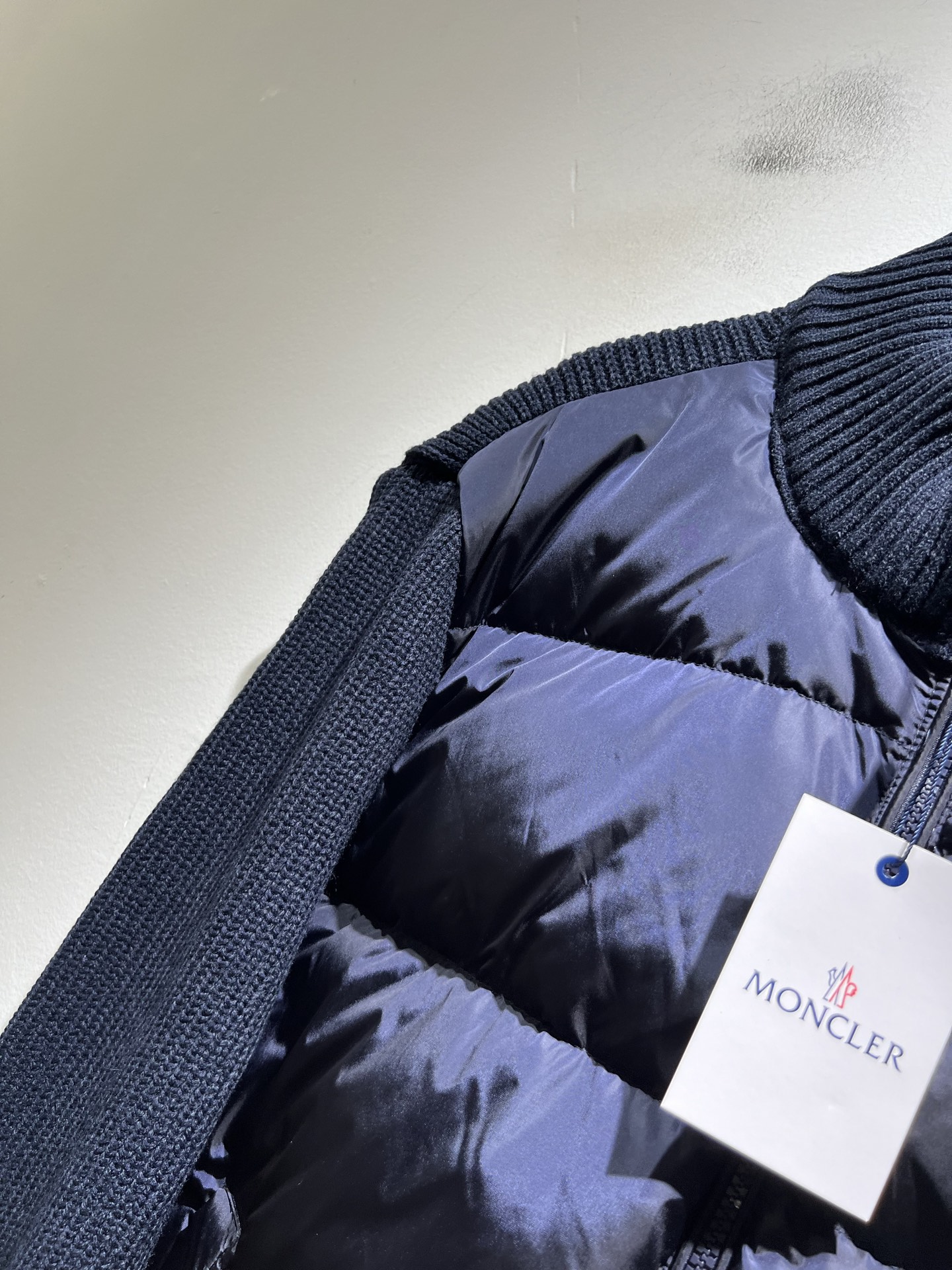 。Monc*ler蒙*口 2025秋冬经典羽绒针织拼接夹克外套，都市时尚休闲款！面料超软面料帅酷爆款夹克