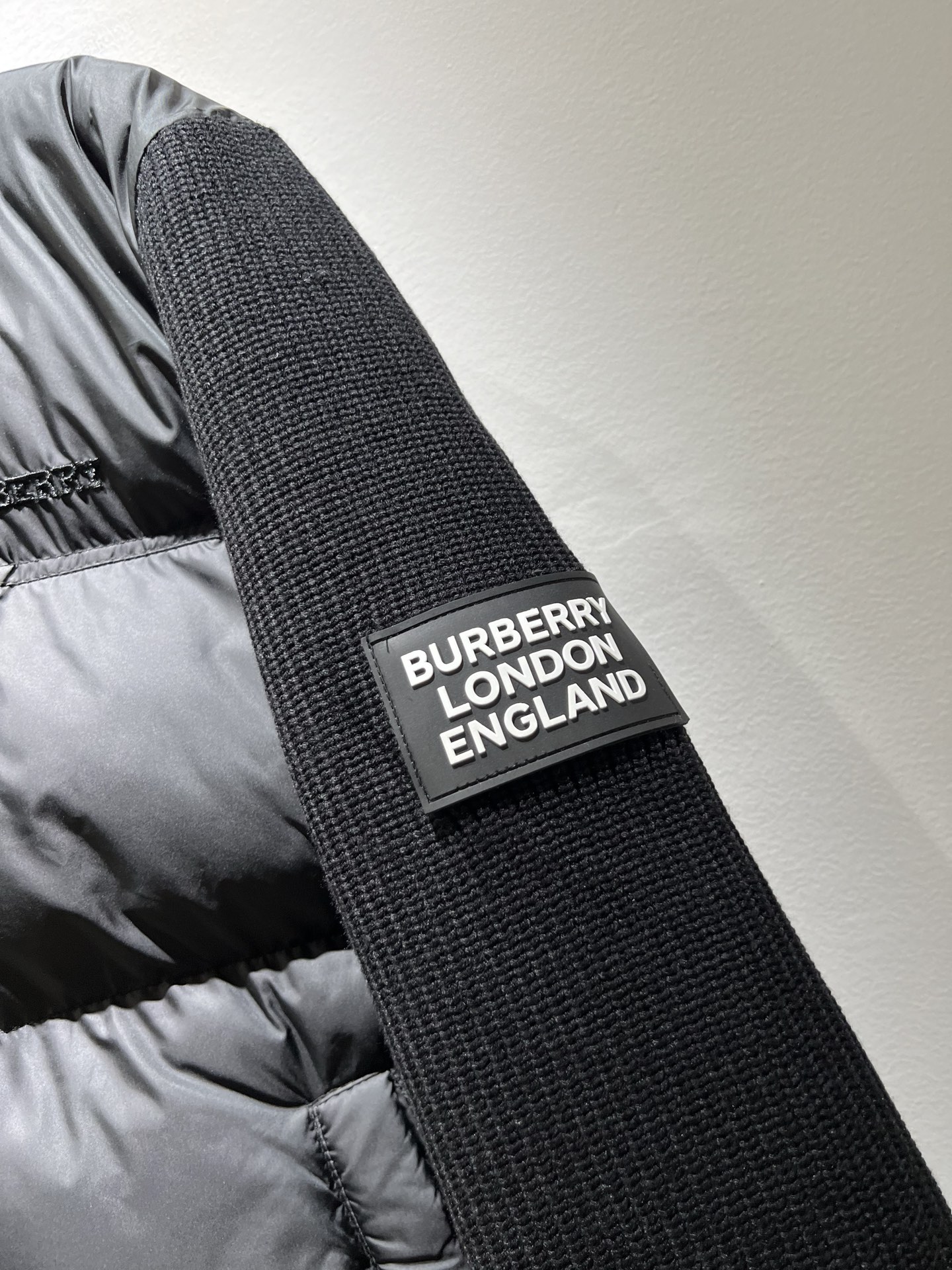 。BURBER*Y巴*莉 2025秋冬新品羽绒针织拼接夹克外套，重磅来袭，最近比较火热的环保聚酯纤维记忆