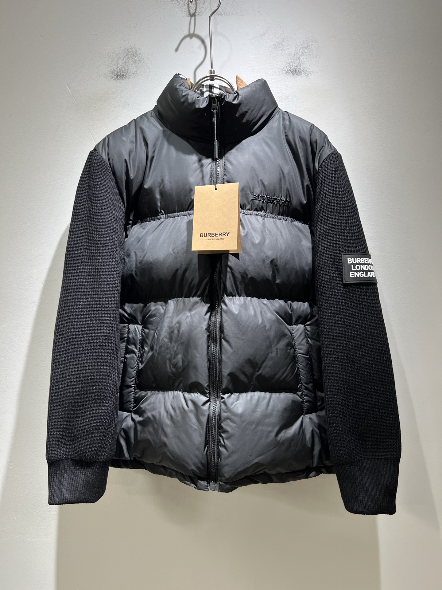 。BURBER*Y巴*莉 2025秋冬新品羽绒针织拼接夹克外套，重磅来袭，最近比较火热的环保聚酯纤维记忆