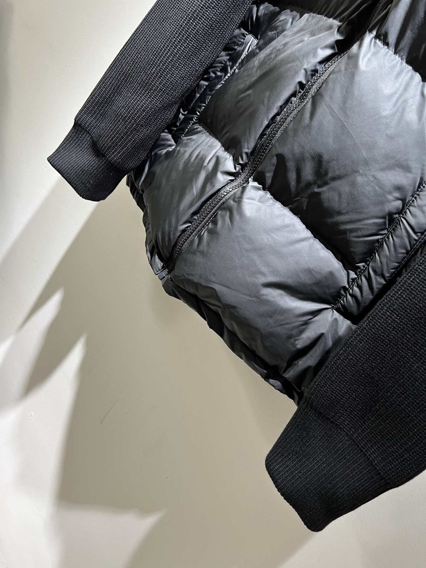 。BURBER*Y巴*莉 2025秋冬新品羽绒针织拼接夹克外套，重磅来袭，最近比较火热的环保聚酯纤维记忆