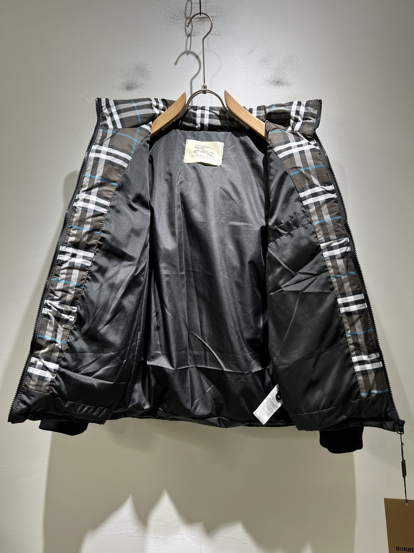 。BURBER*Y巴*莉 2025秋冬新品羽绒针织拼接夹克外套，重磅来袭，最近比较火热的环保聚酯纤维记忆