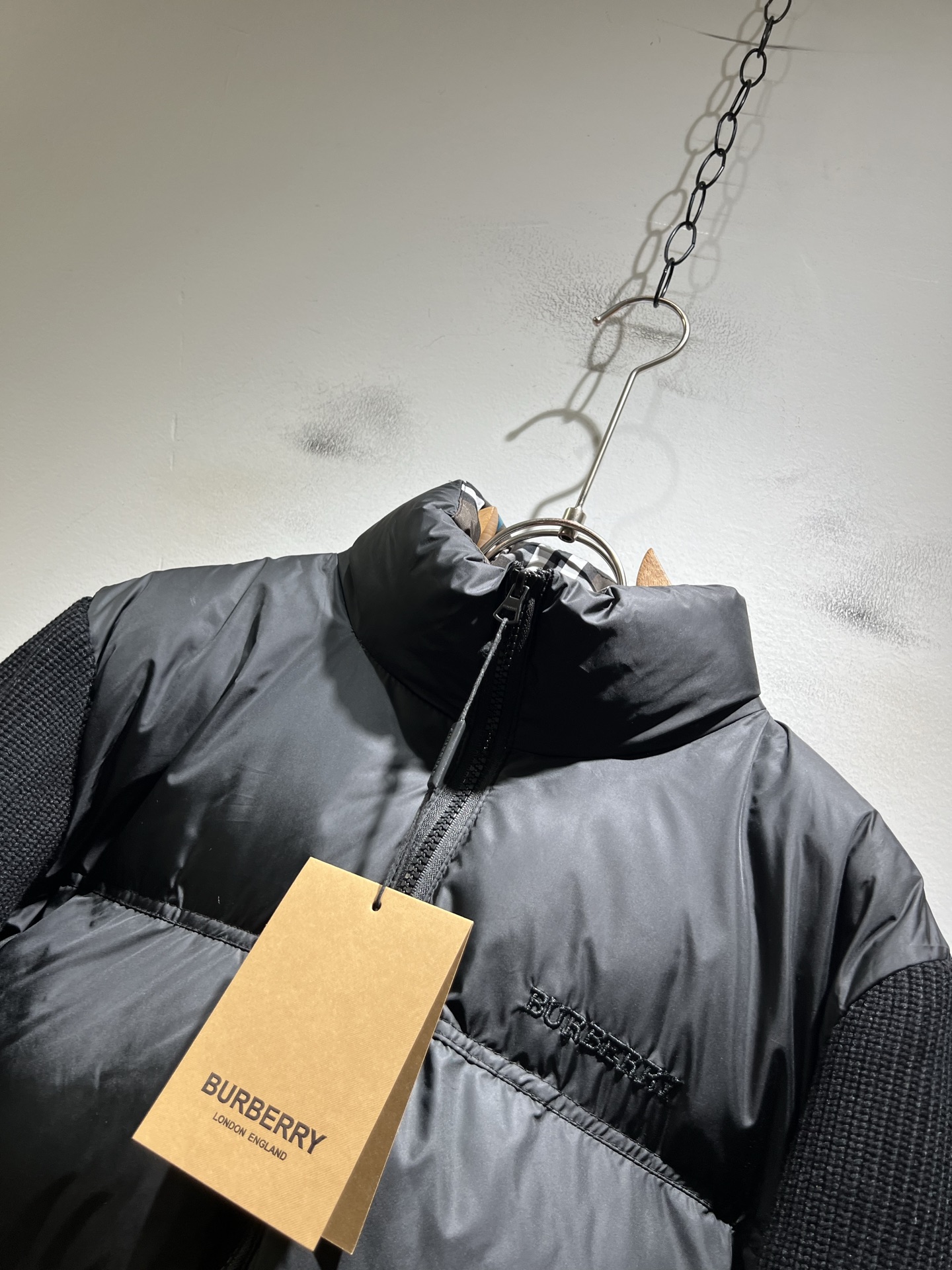 。BURBER*Y巴*莉 2025秋冬新品羽绒针织拼接夹克外套，重磅来袭，最近比较火热的环保聚酯纤维记忆