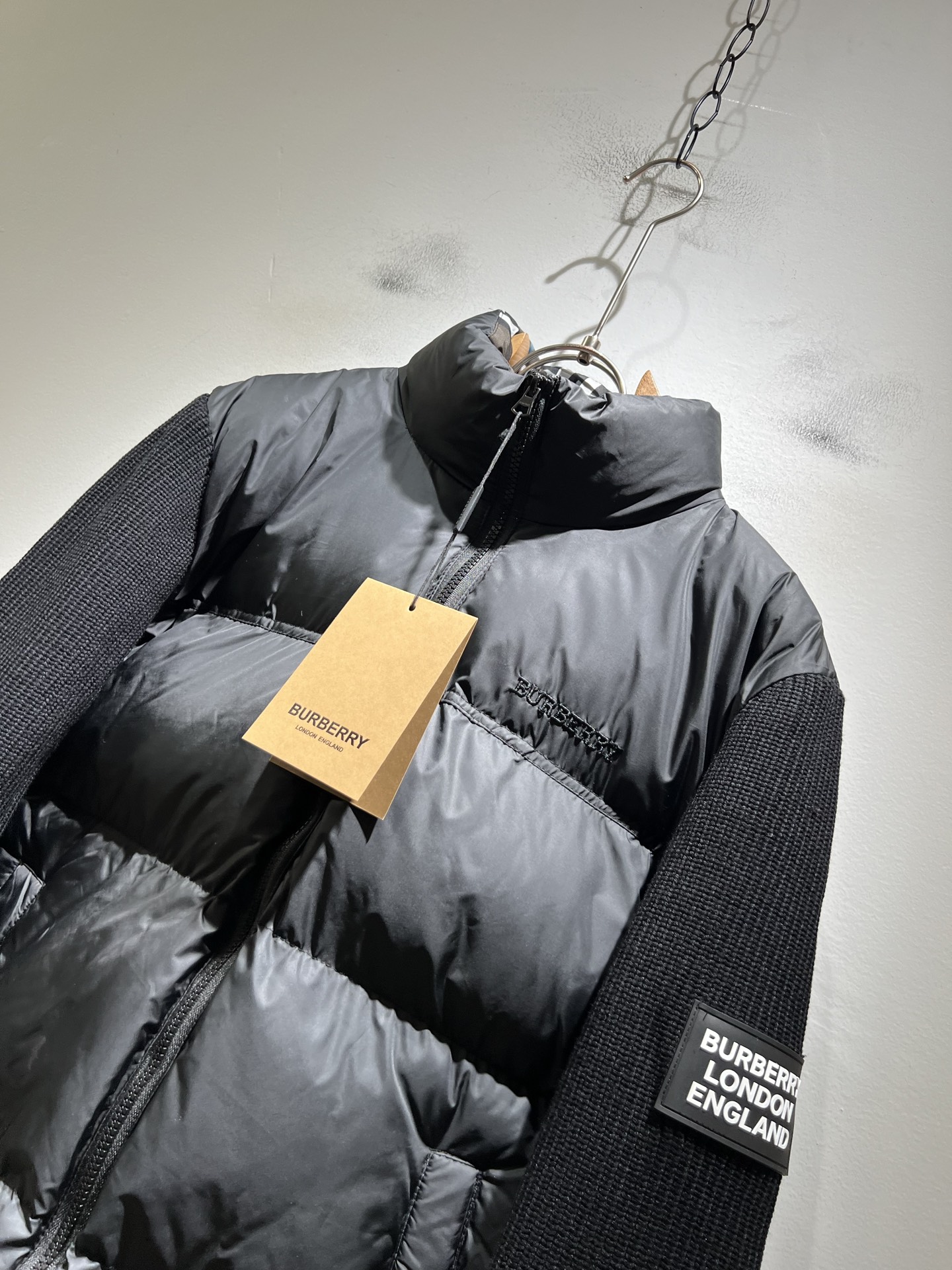 。BURBER*Y巴*莉 2025秋冬新品羽绒针织拼接夹克外套，重磅来袭，最近比较火热的环保聚酯纤维记忆