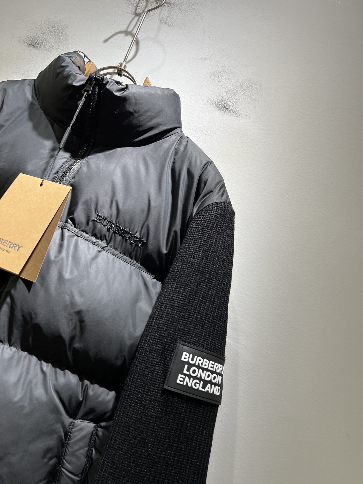 。BURBER*Y巴*莉 2025秋冬新品羽绒针织拼接夹克外套，重磅来袭，最近比较火热的环保聚酯纤维记忆