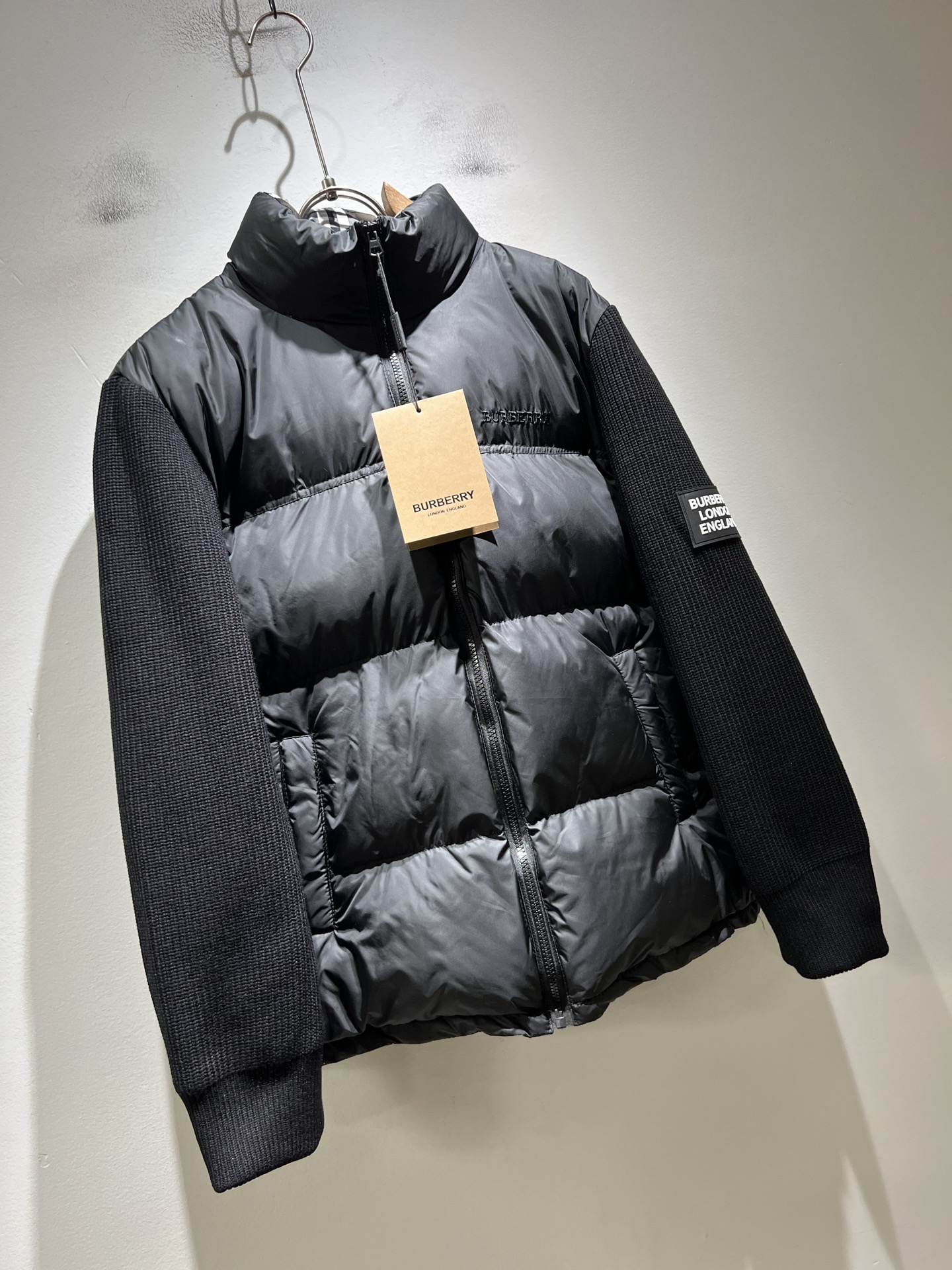 。BURBER*Y巴*莉 2025秋冬新品羽绒针织拼接夹克外套，重磅来袭，最近比较火热的环保聚酯纤维记忆
